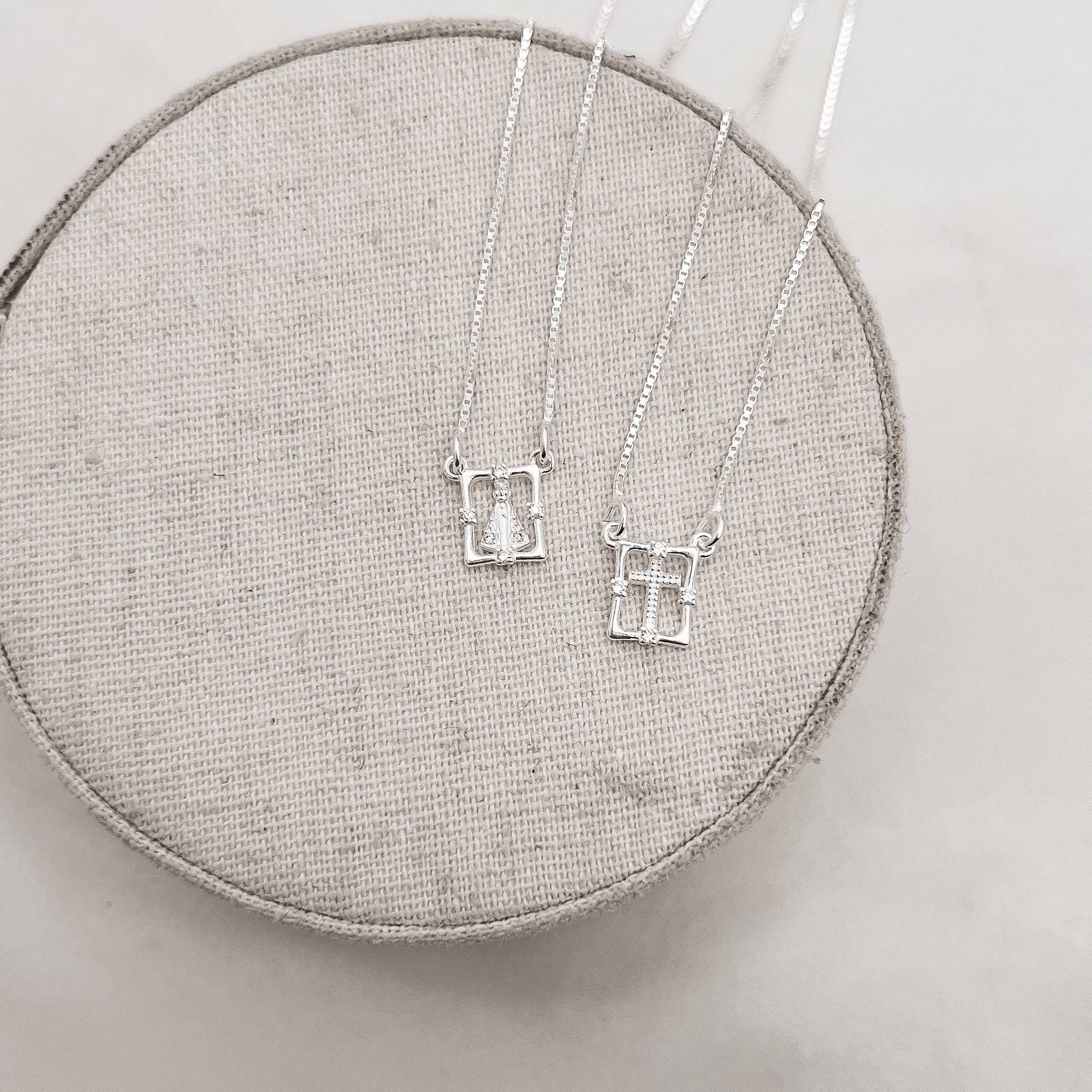 Escapulário medalhas Nsa. Sra. Aparecida e cruz vazadas com zircônia v15 60cm