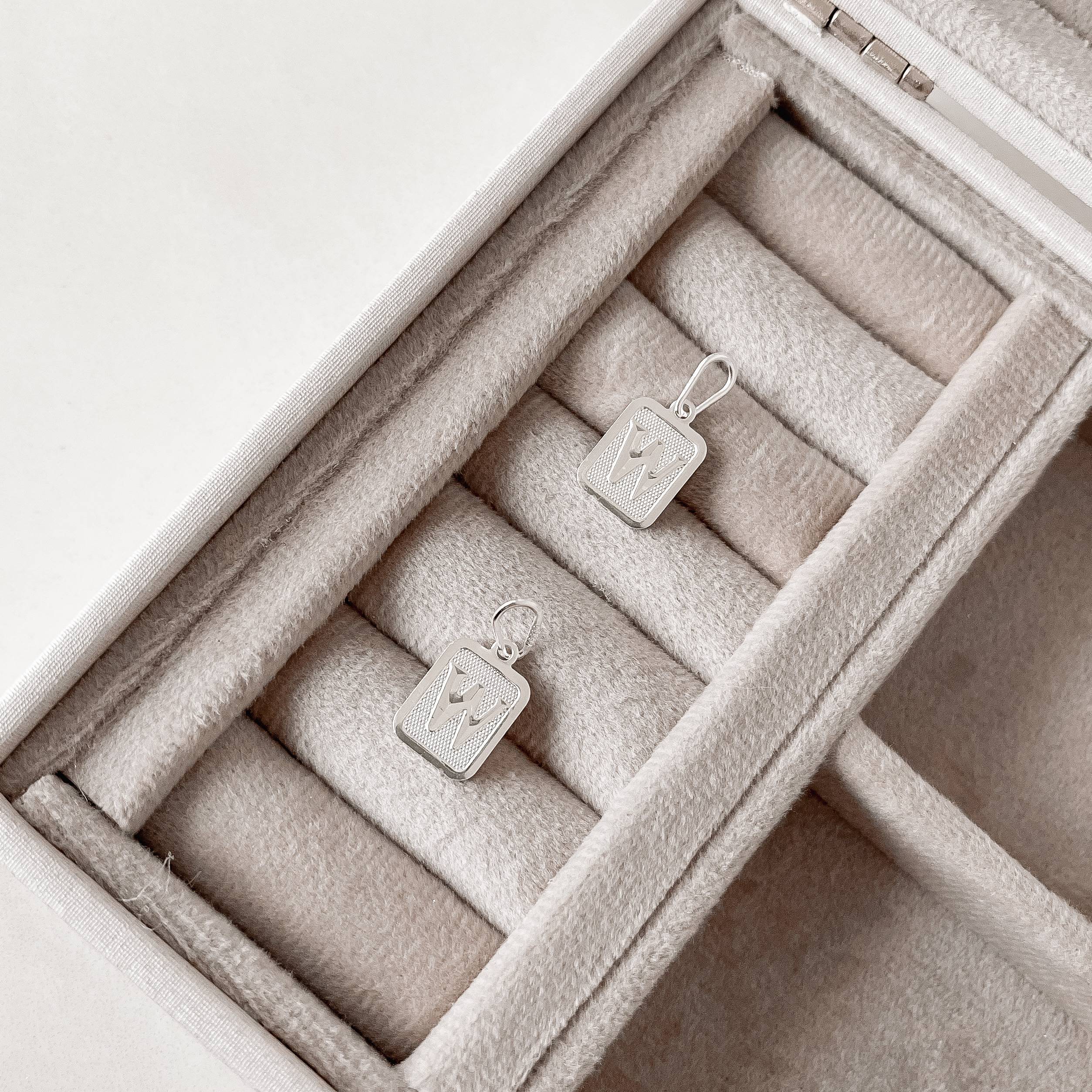 Pingente placa letra W 12mm 