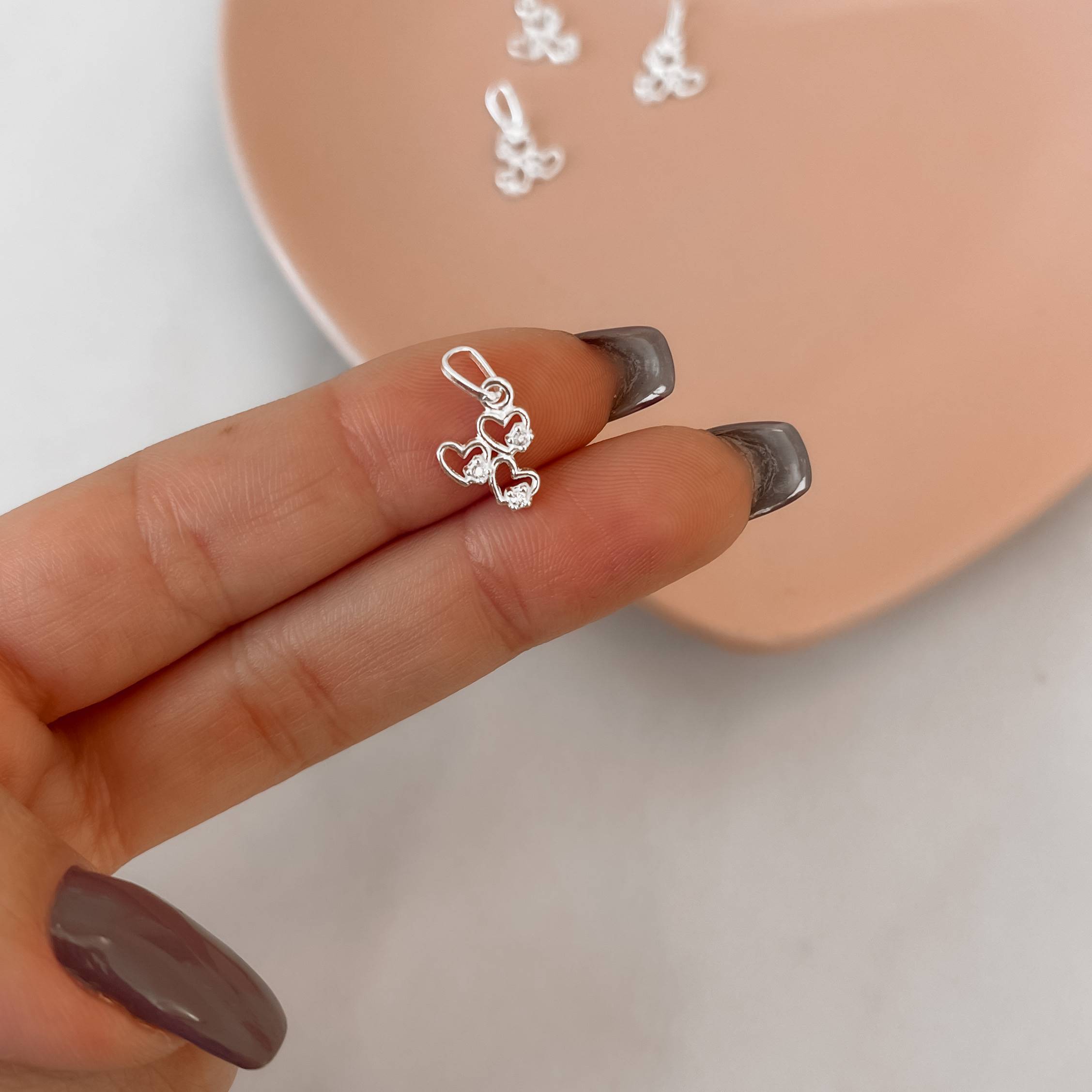 Pingente corações vazados com zircônias 9mm