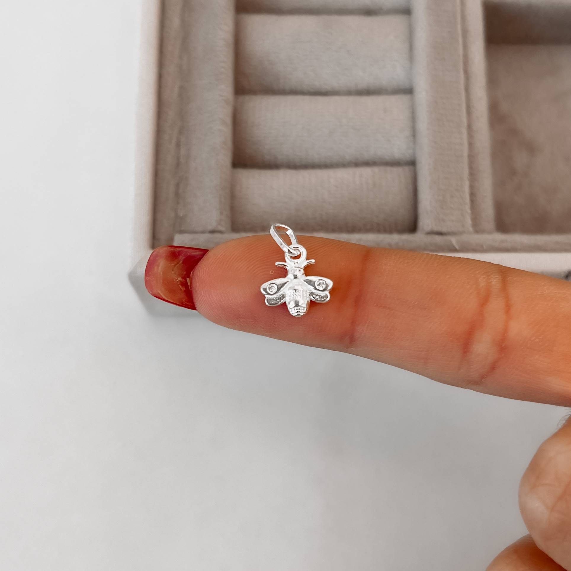 Pingente abelha detalhe zircônias 10mm