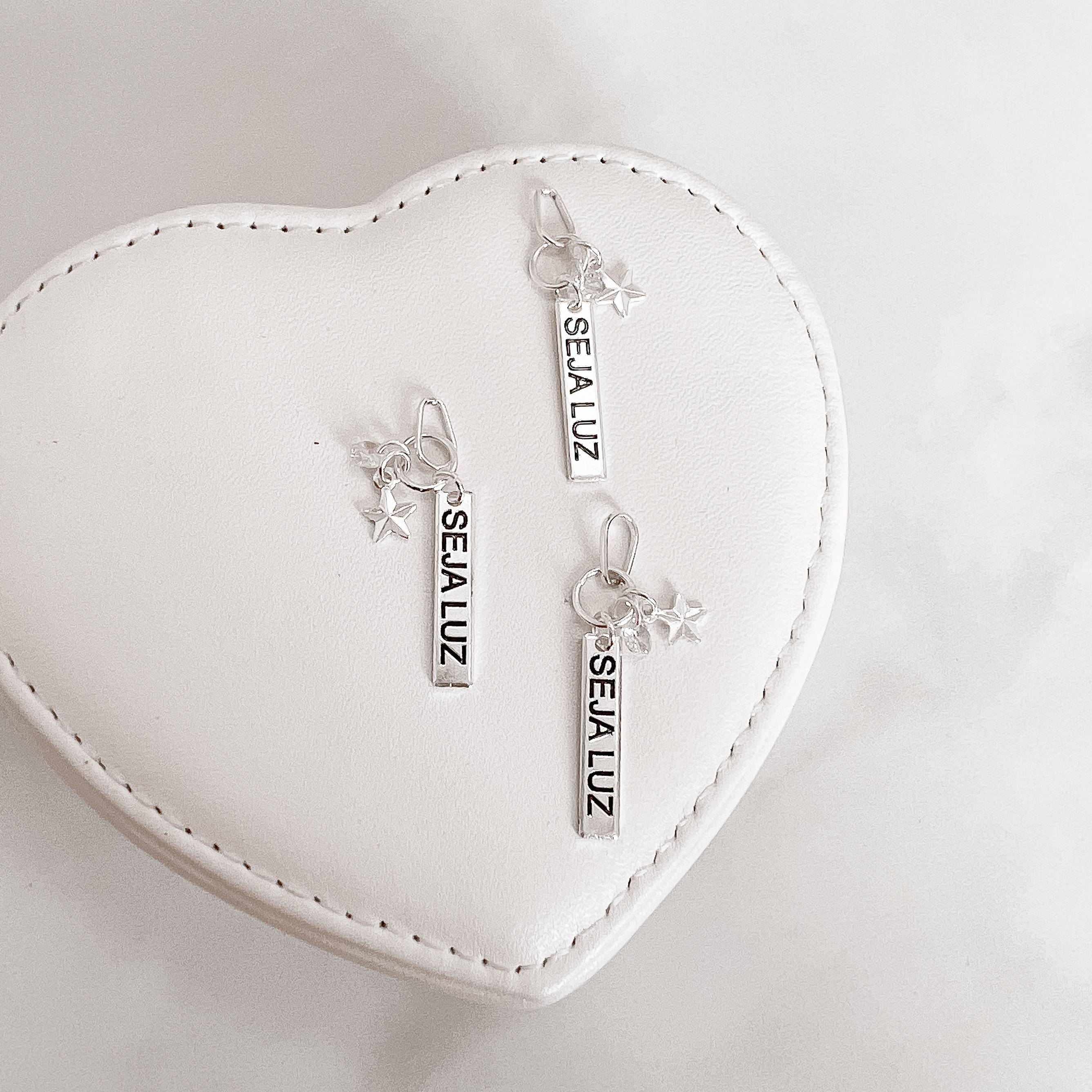 Pingente patuá seja luz resina