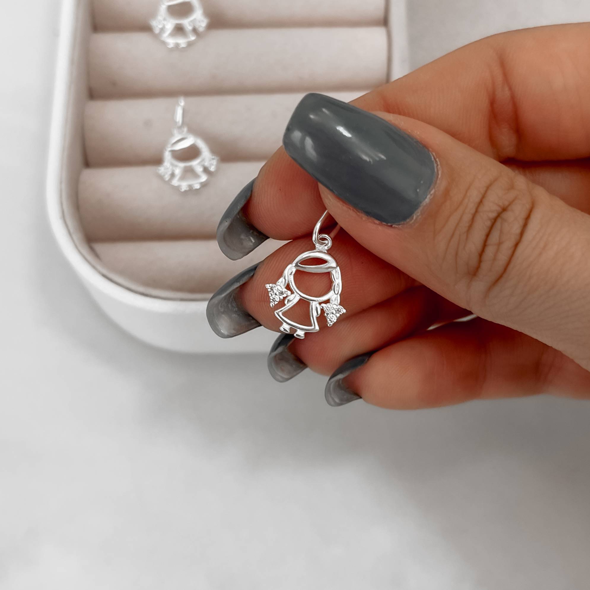 Pingente menina detalhe cravejado 12mm