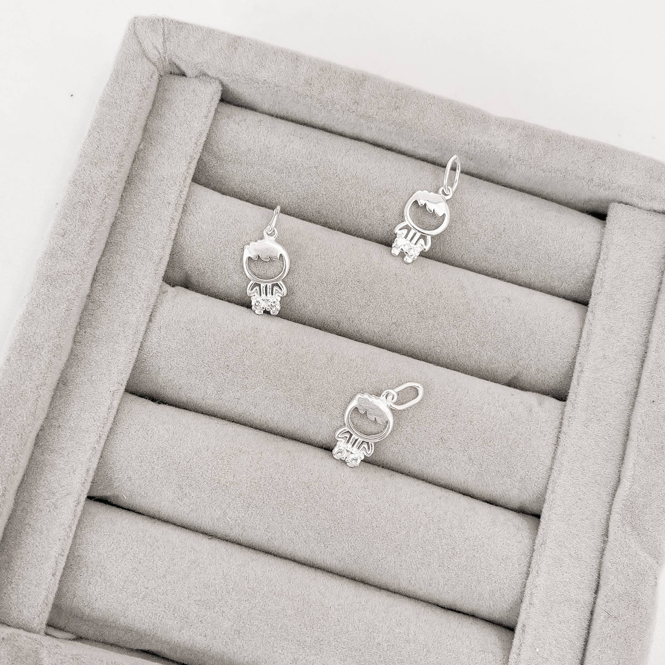 Pingente menino detalhe cravejado 13mm