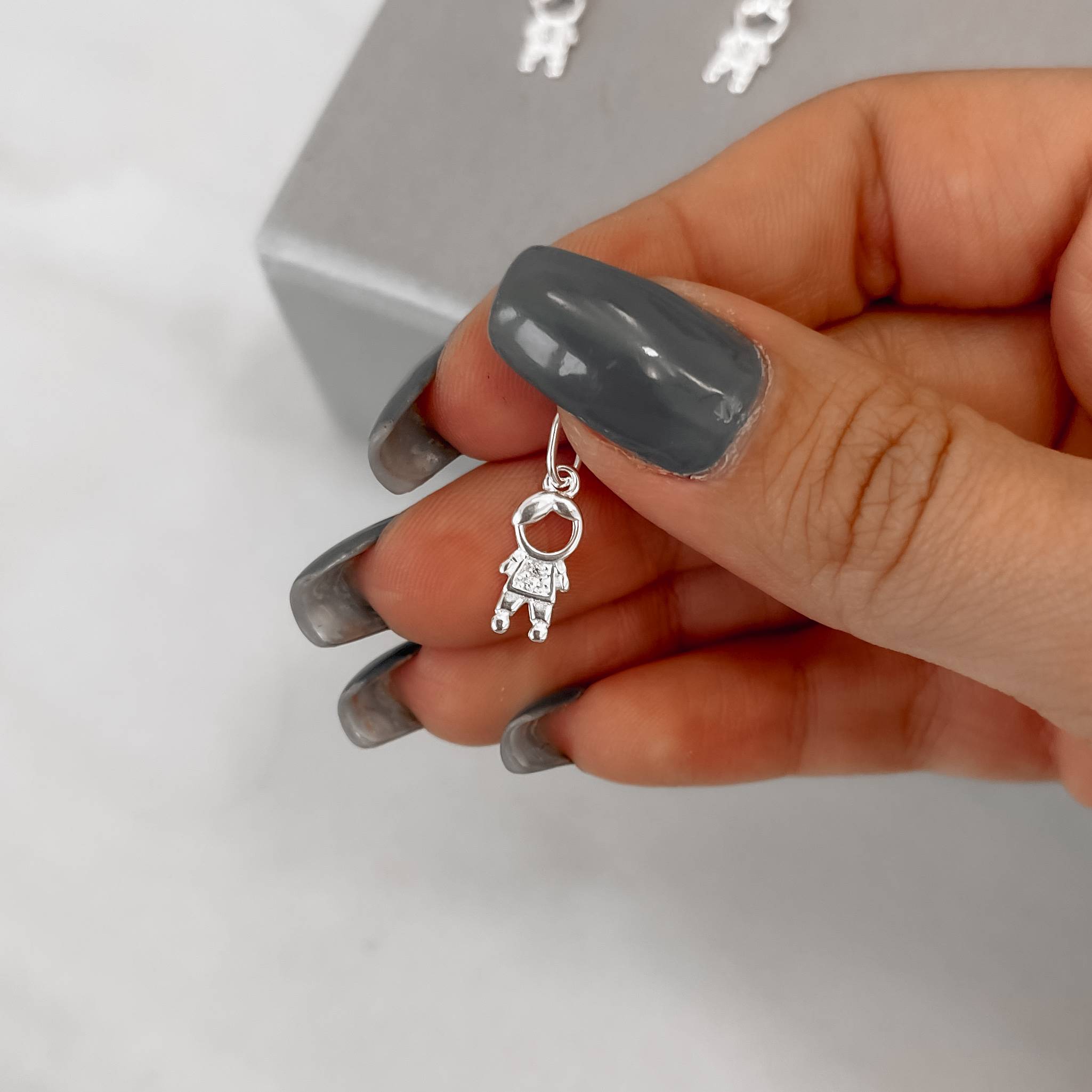 Pingente menino detalhe zircônias 12mm