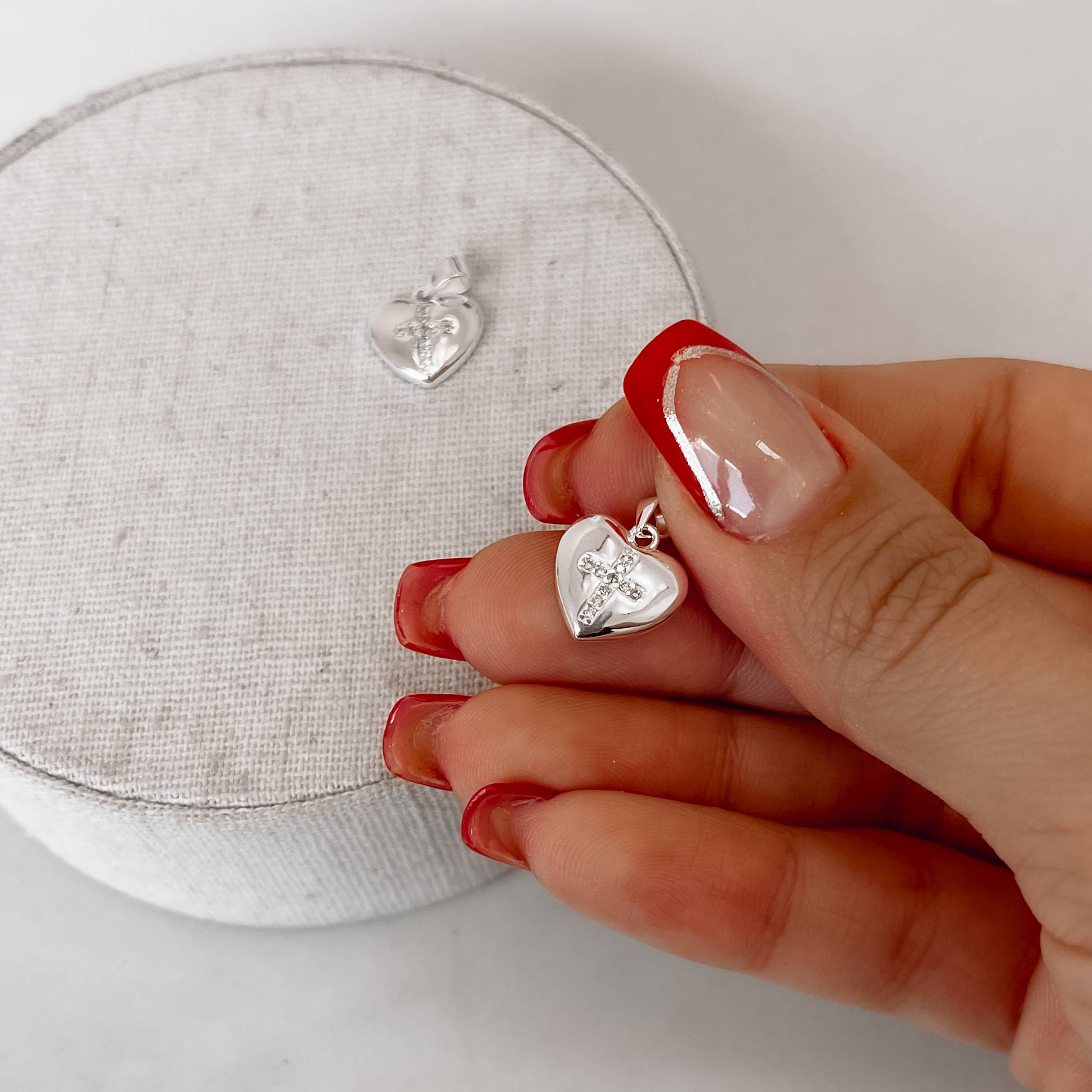 Pingente coração com cruz cravejada 11mm