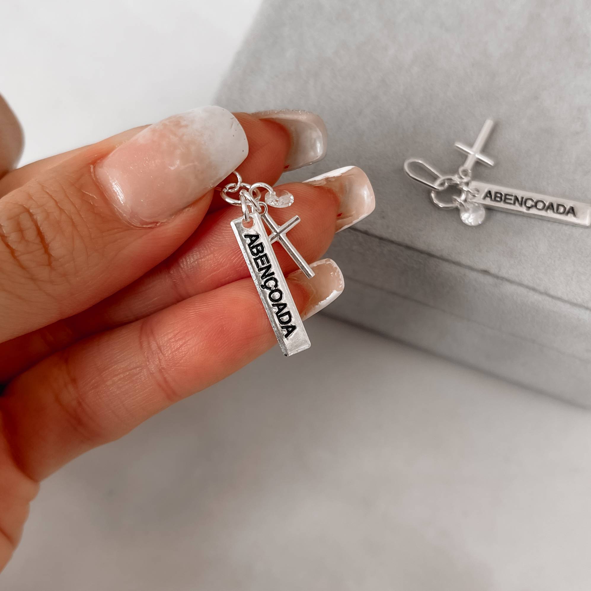 Pingente patuá placa abençoada resina