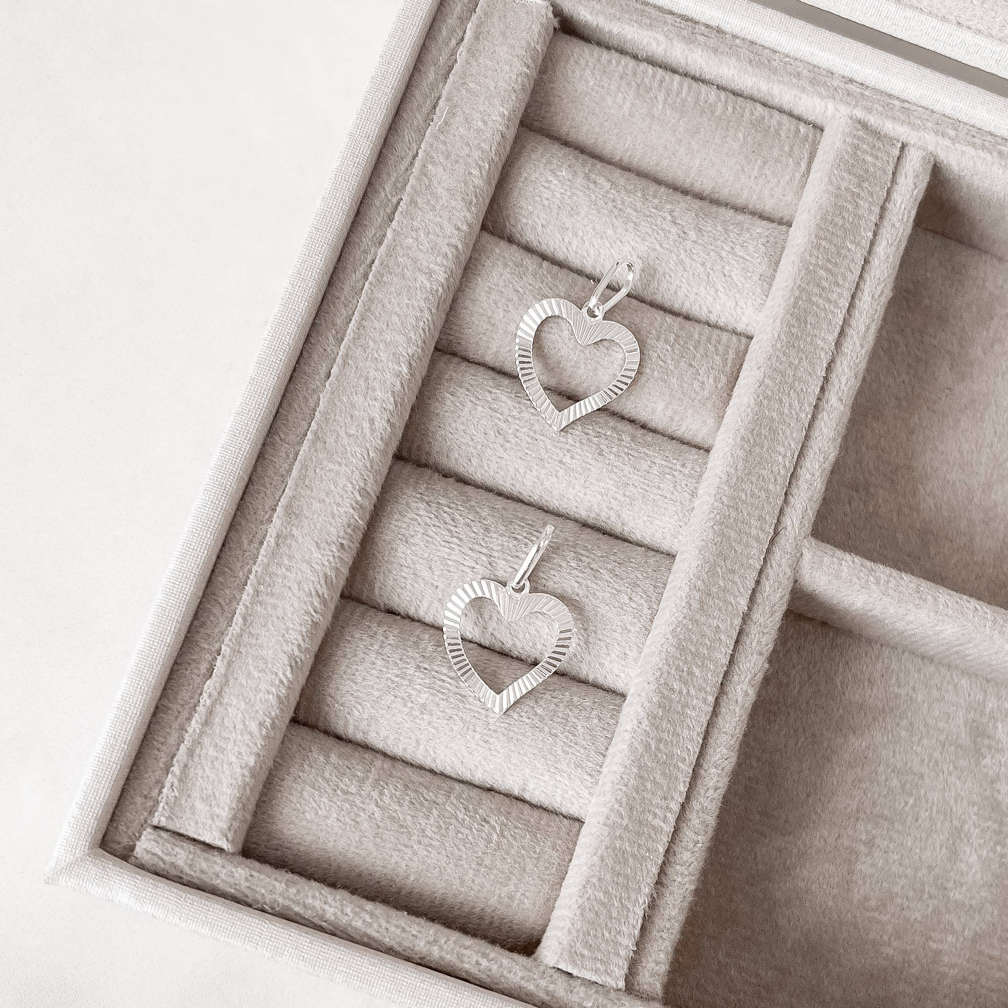 Pingente coração vazado riscado lado esquerdo 14mm