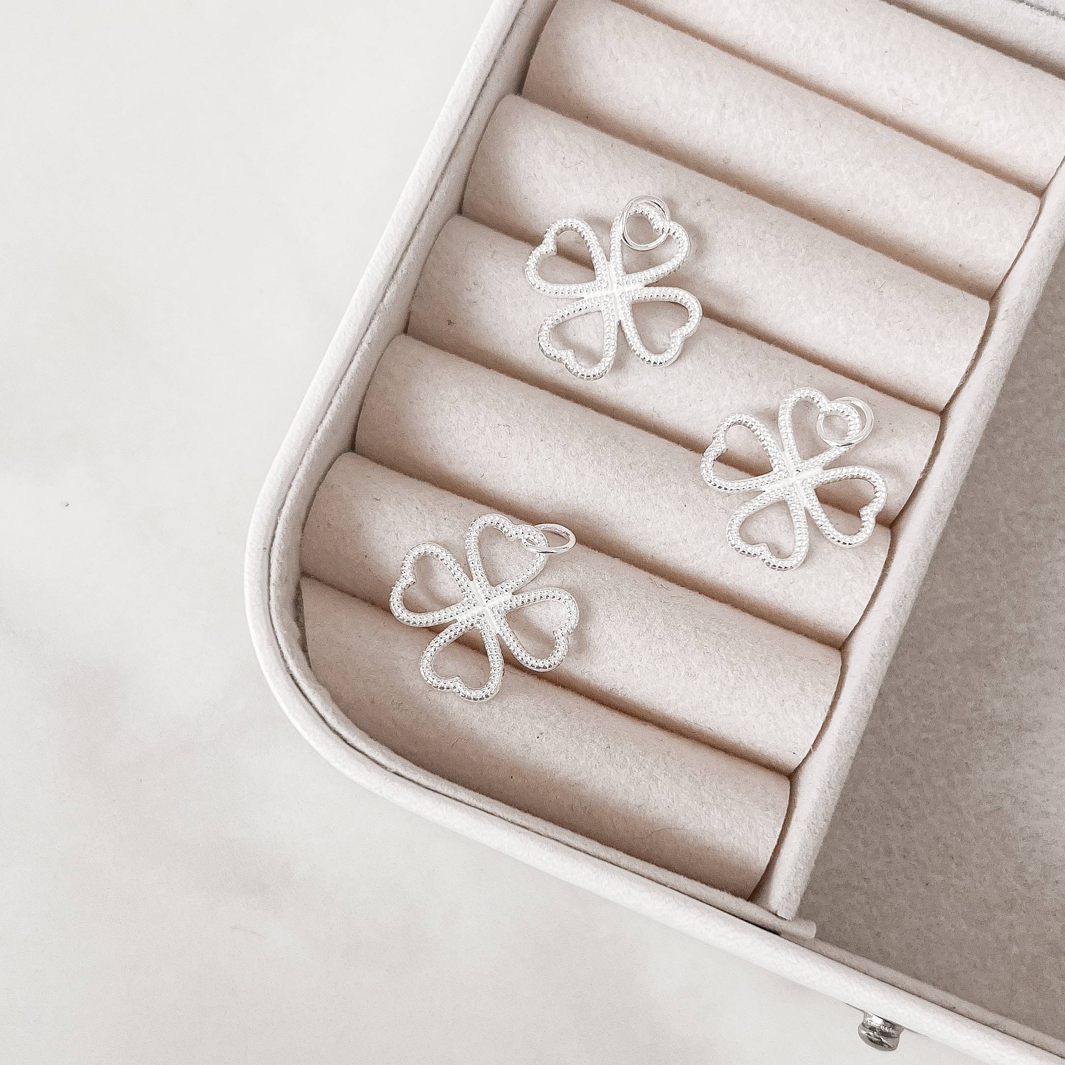 Pingente trevo vazado desenhado 20mm