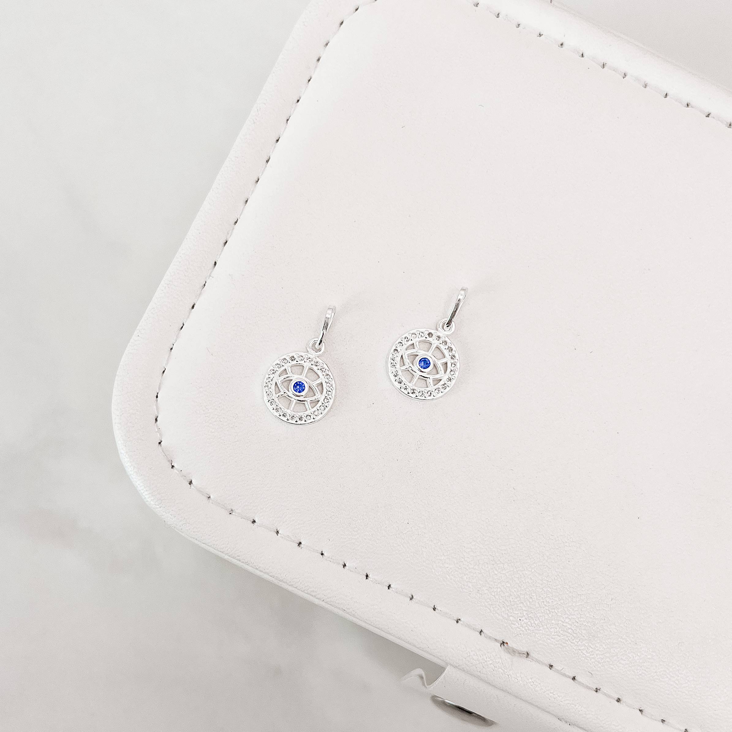 Imagem Secundária Pingente medalha olho cravejado com zircônia azul 12mm