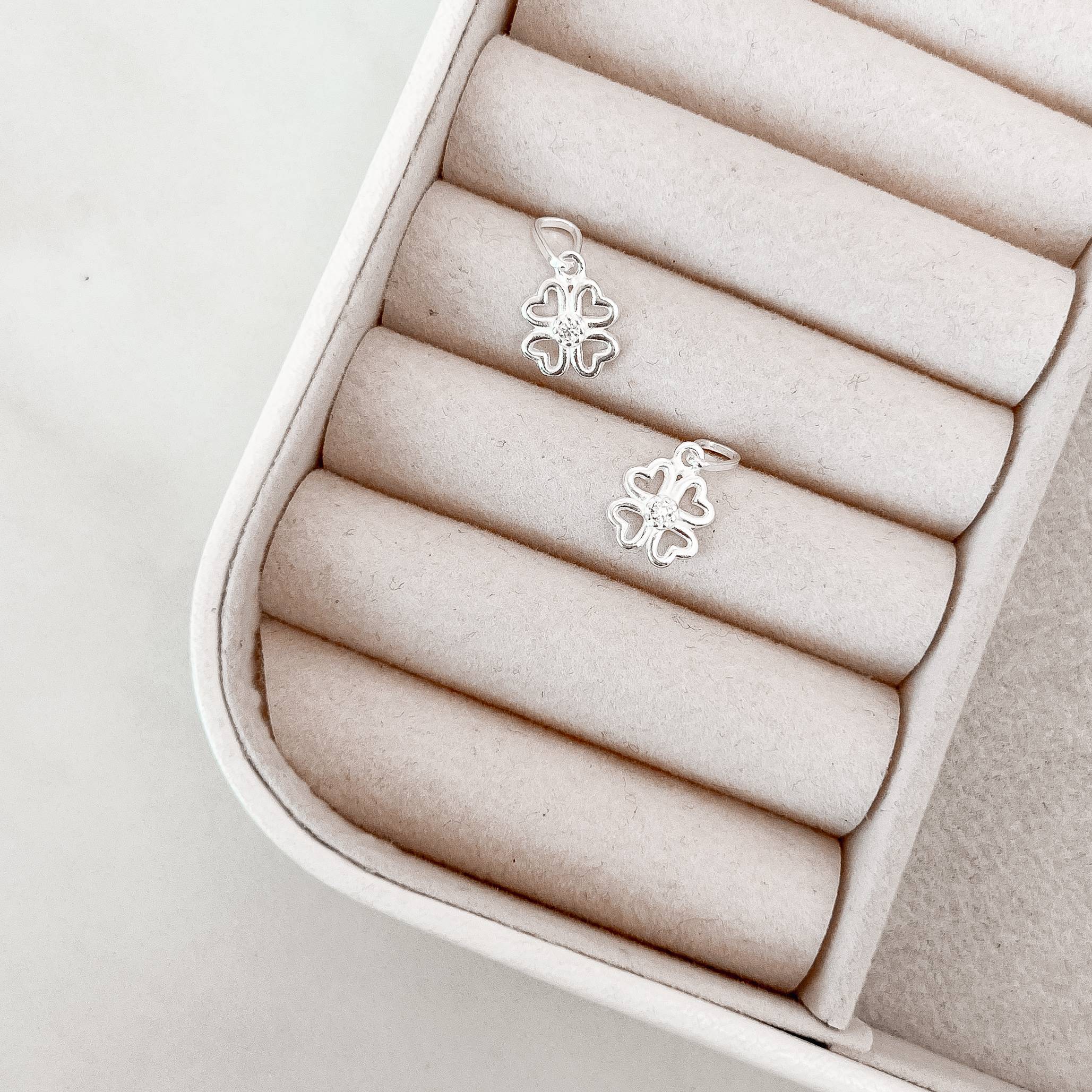 Pingente trevo vazado com zircônia 9mm