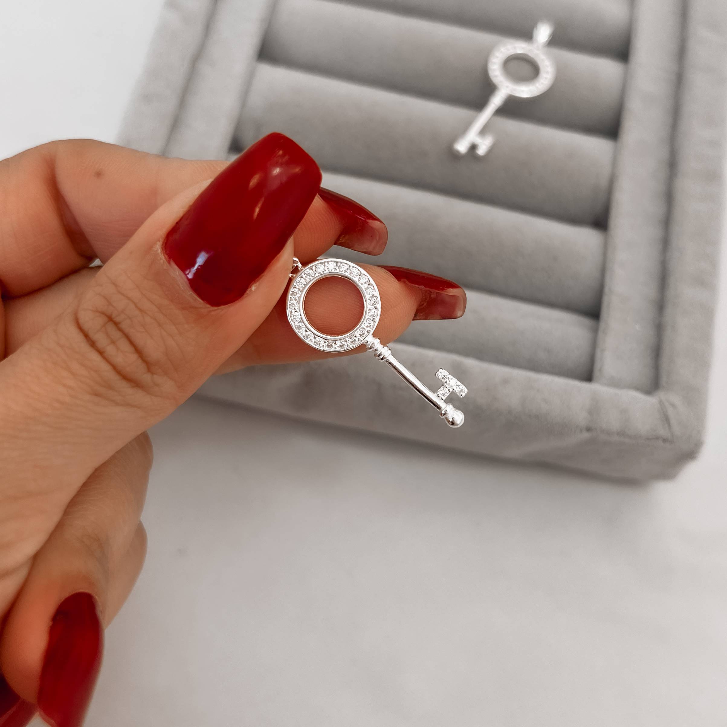 Imagem Secundária Pingente chave cravejada 29mm