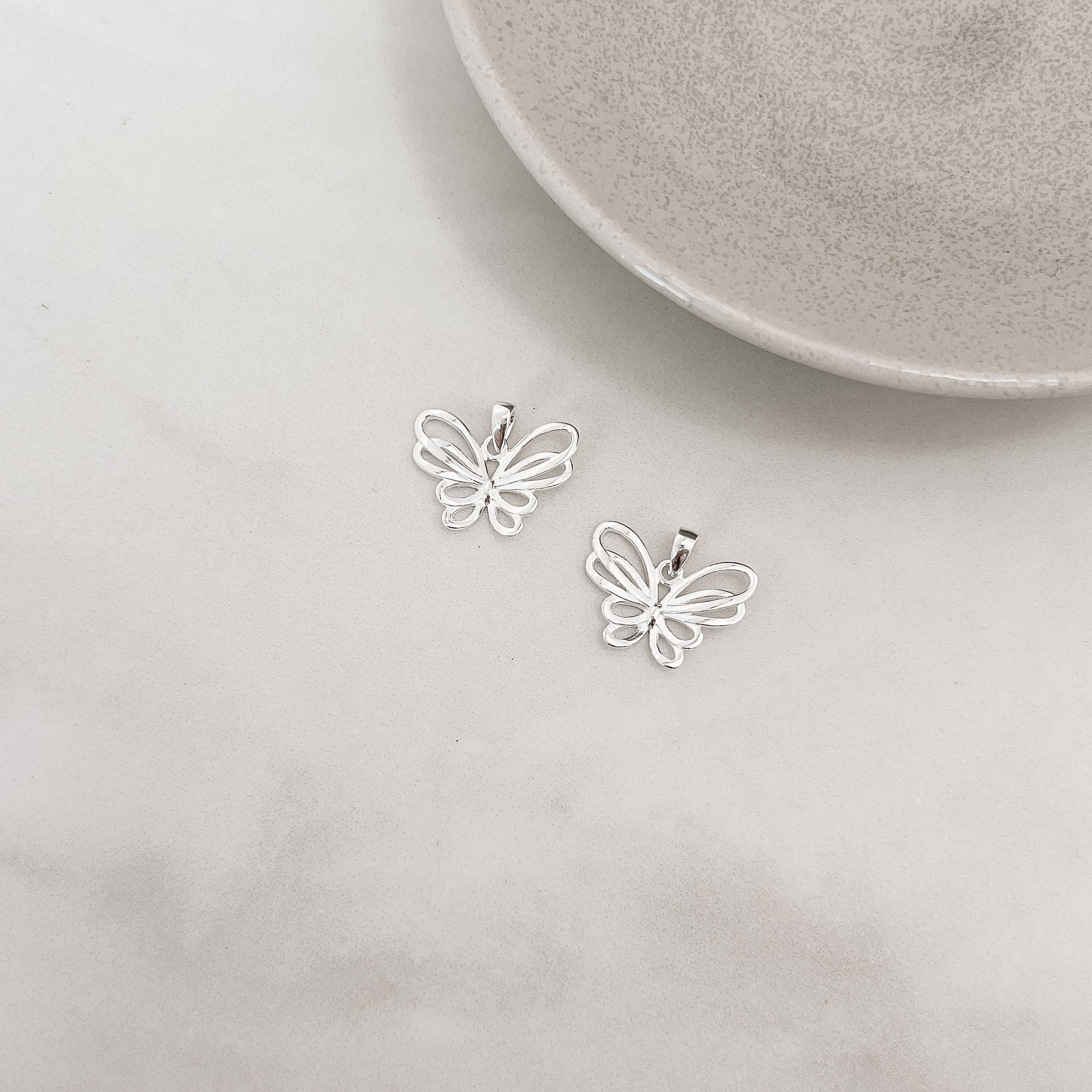 Pingente borboleta vazada 20mm