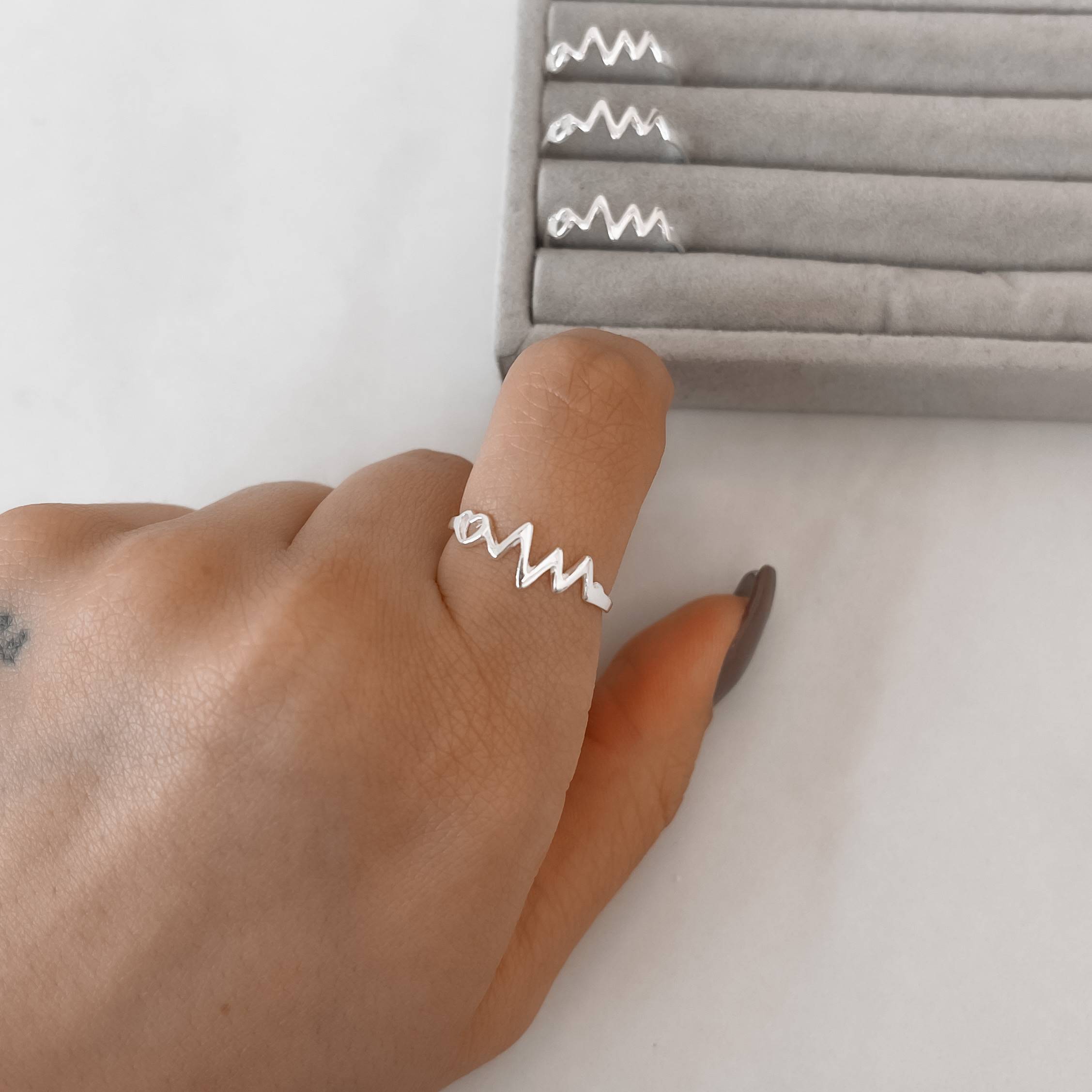 Anel coração vazado com batimentos