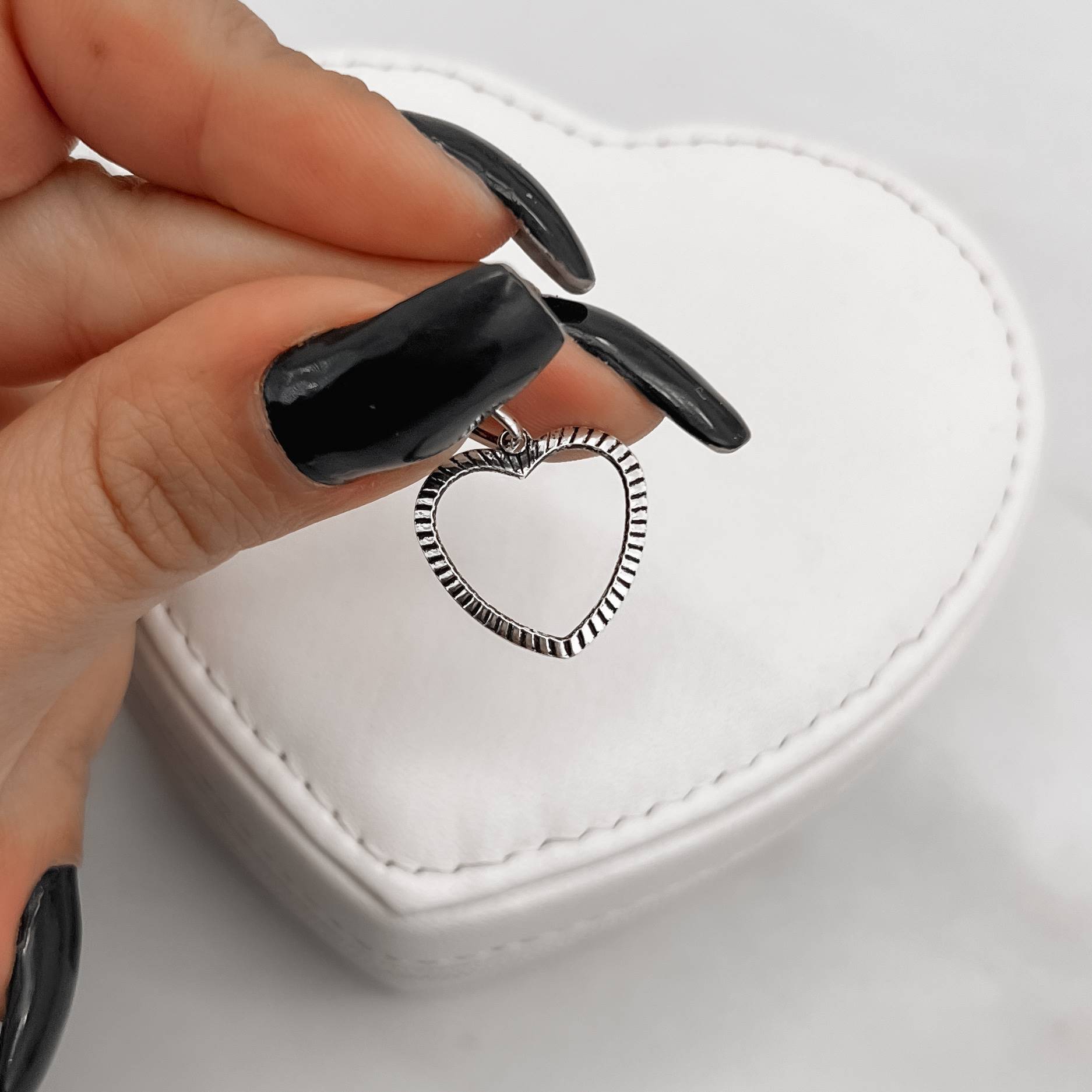 Pingente coração vazado riscado envelhecido 18mm