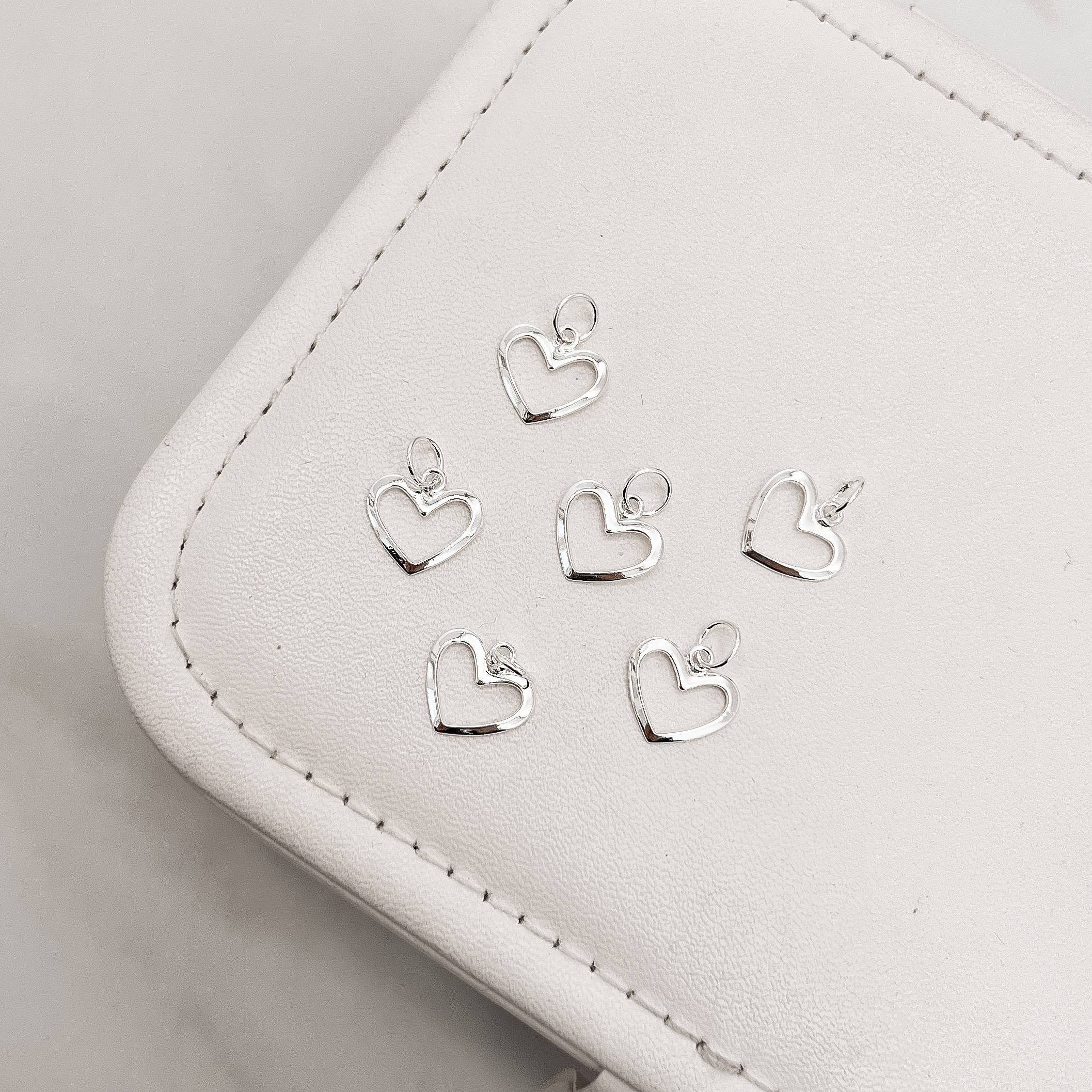 Pingente coração vazado 11mm