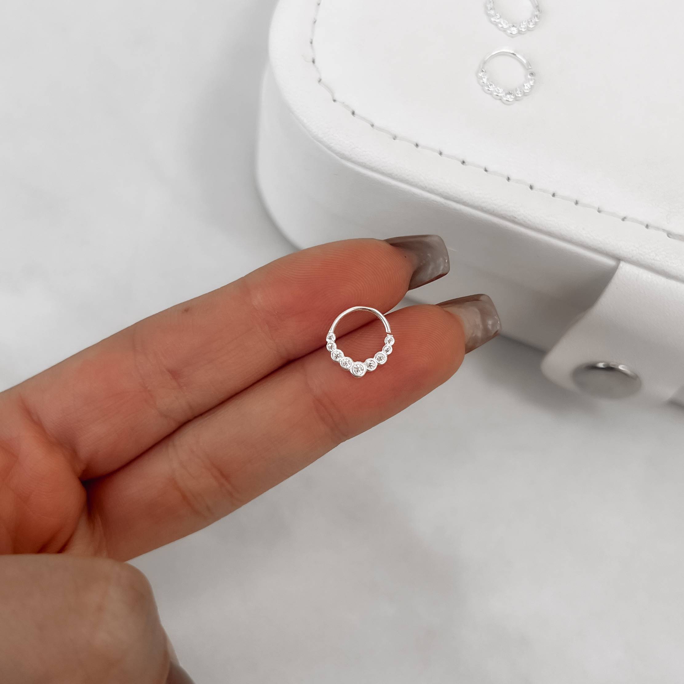 Piercing argola 9 zircônias 10mm orelha esquerda