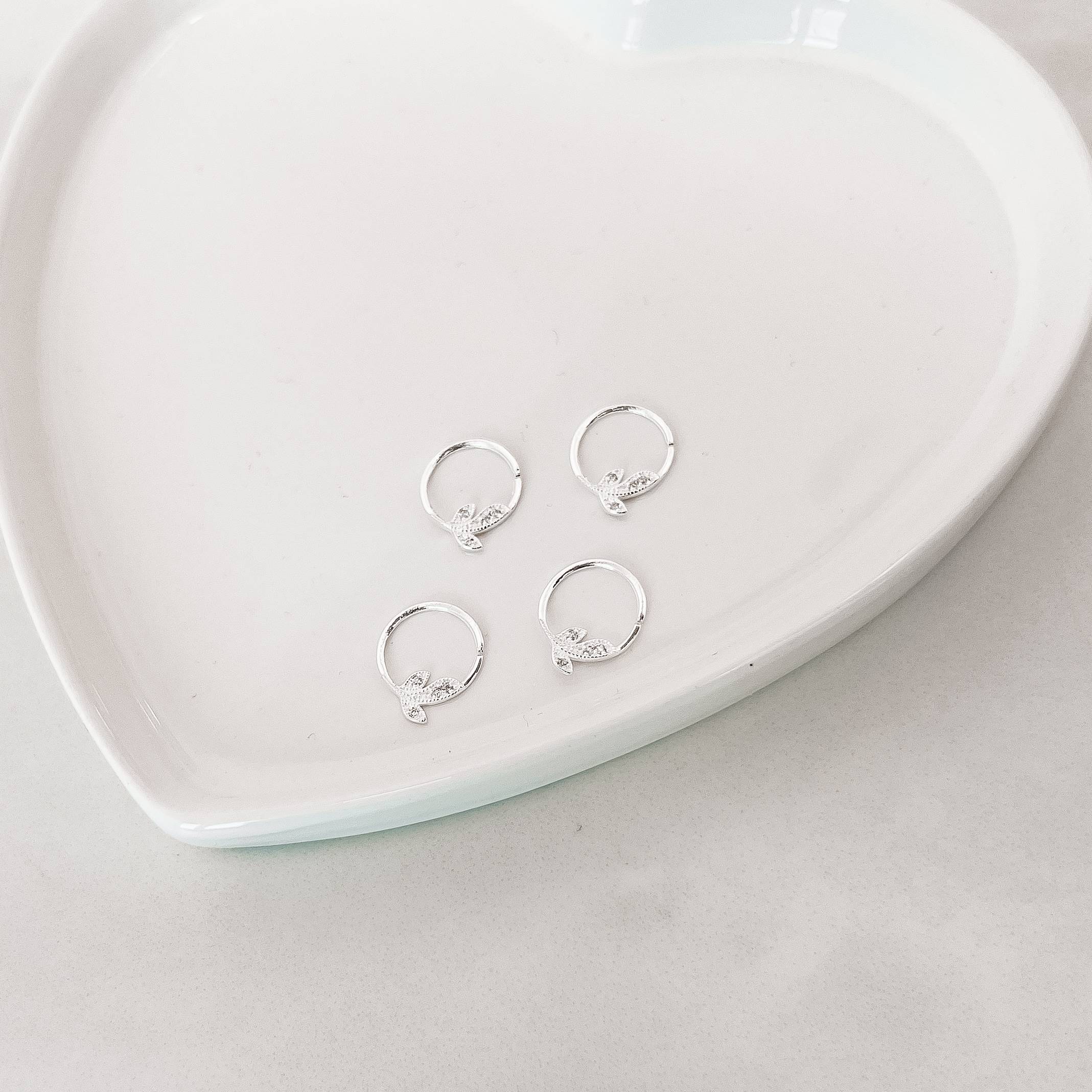 Piercing argola folha cravejada 11mm lado esquerdo