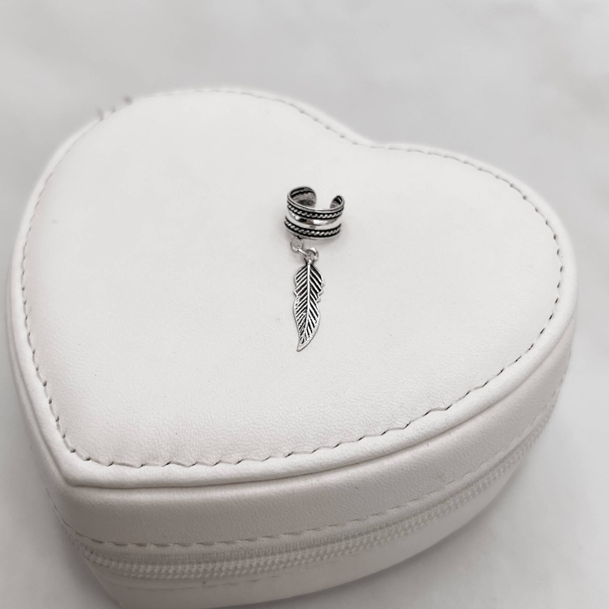 Piercing fake pingente pena envelhecido