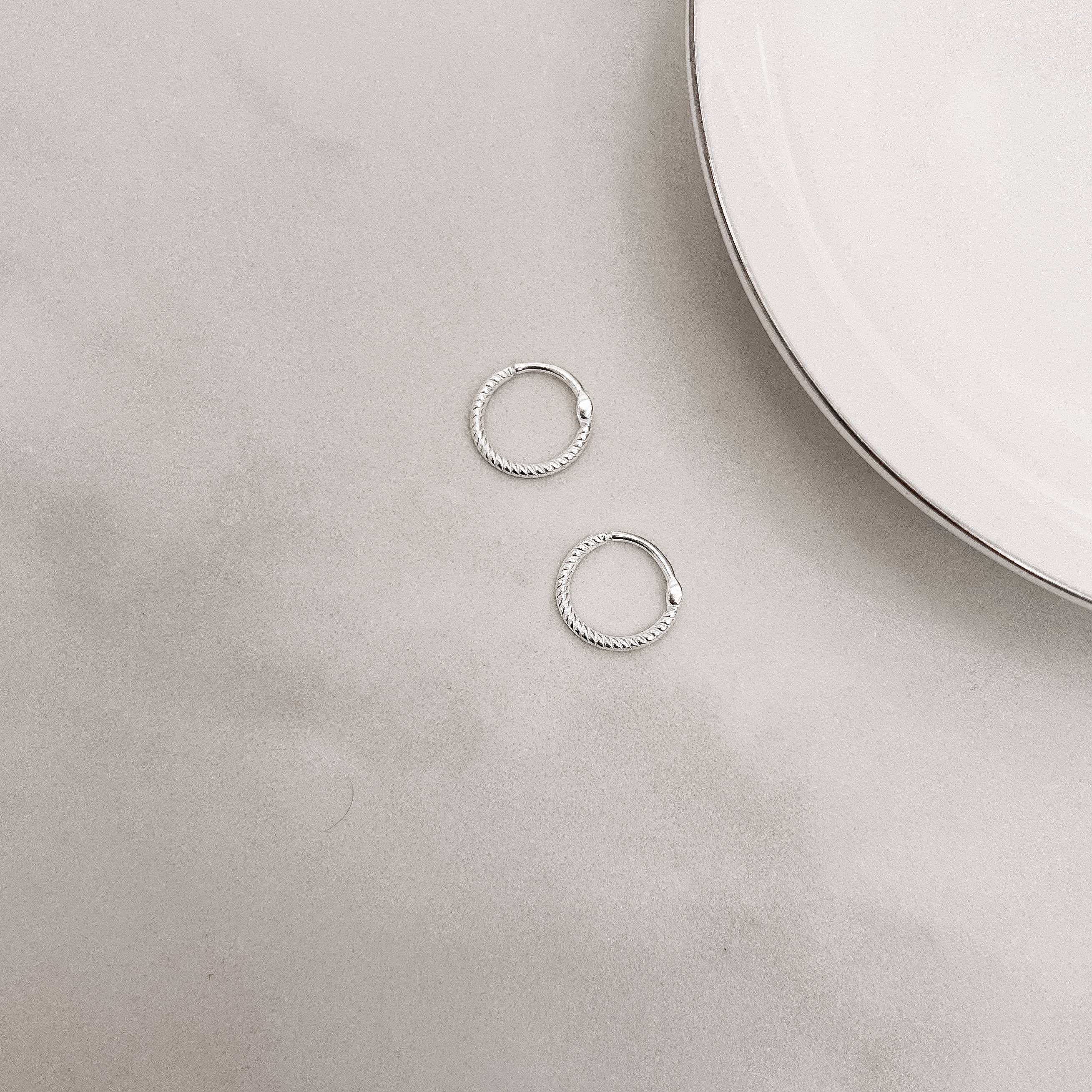 Piercing conch argola trava torcida 12mm orelha esquerda