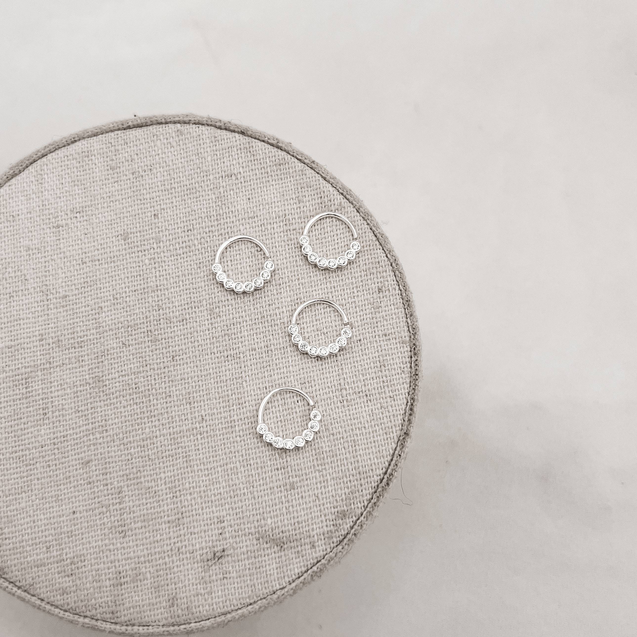 Piercing argola cravejada 10mm orelha esquerda