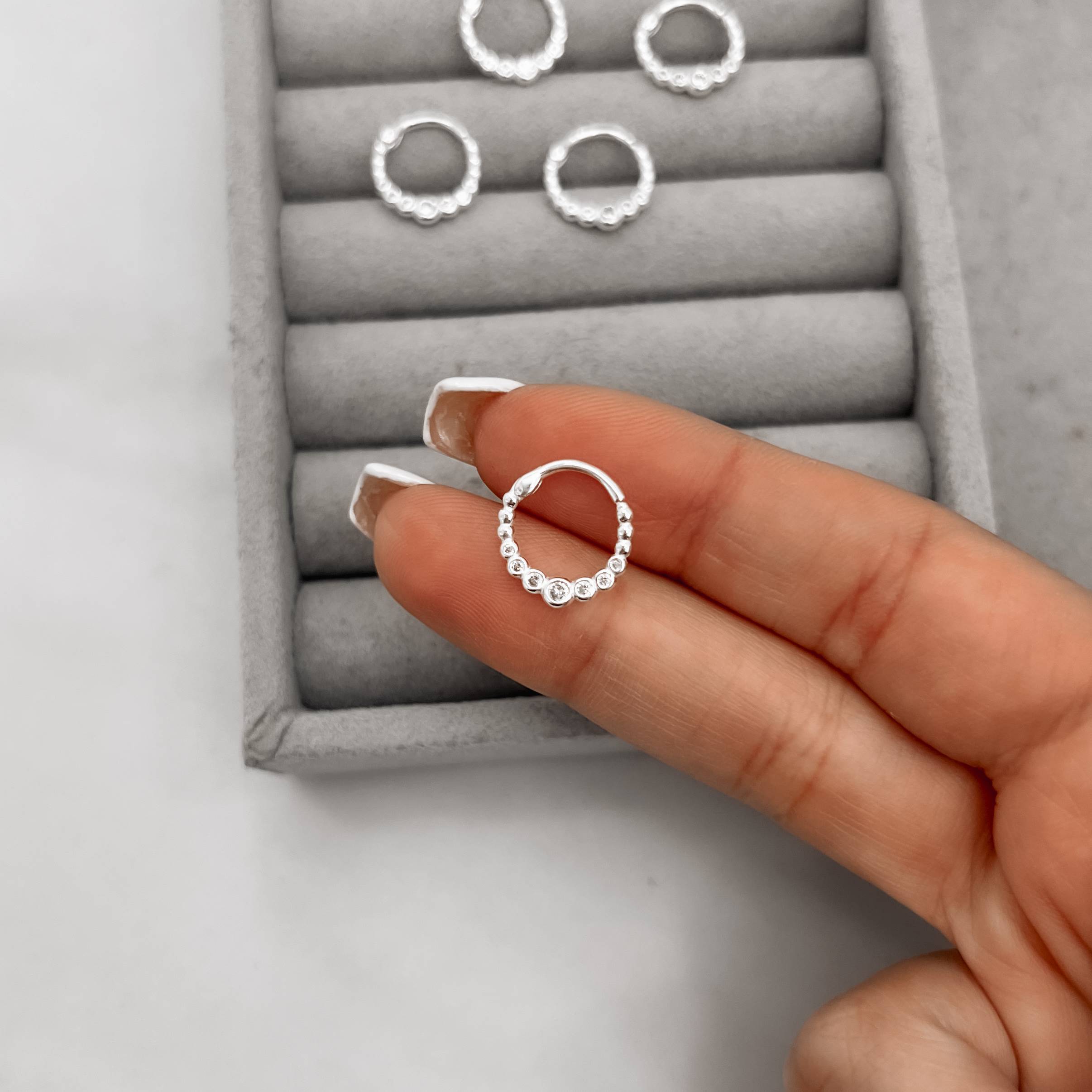 Piercing argola 12mm trava cravejada orelha direita