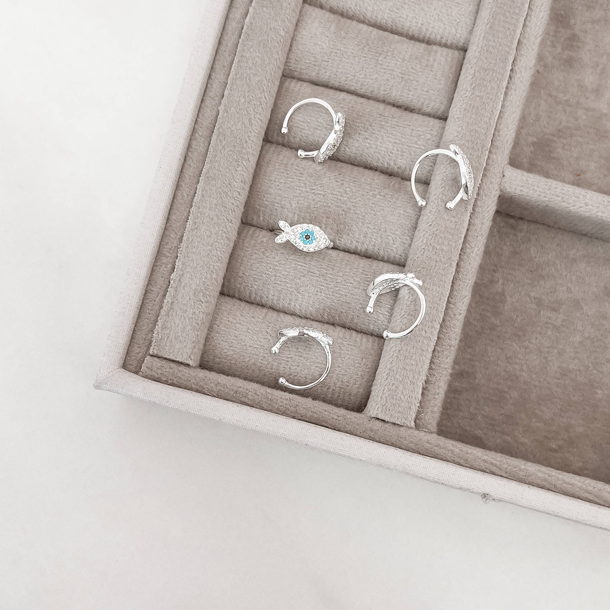 Piercing fake olho cravejado