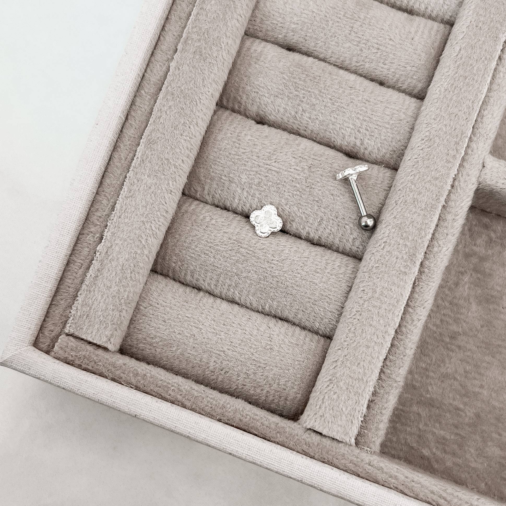 Piercing haste trevo detalhe bolinhas 6mm