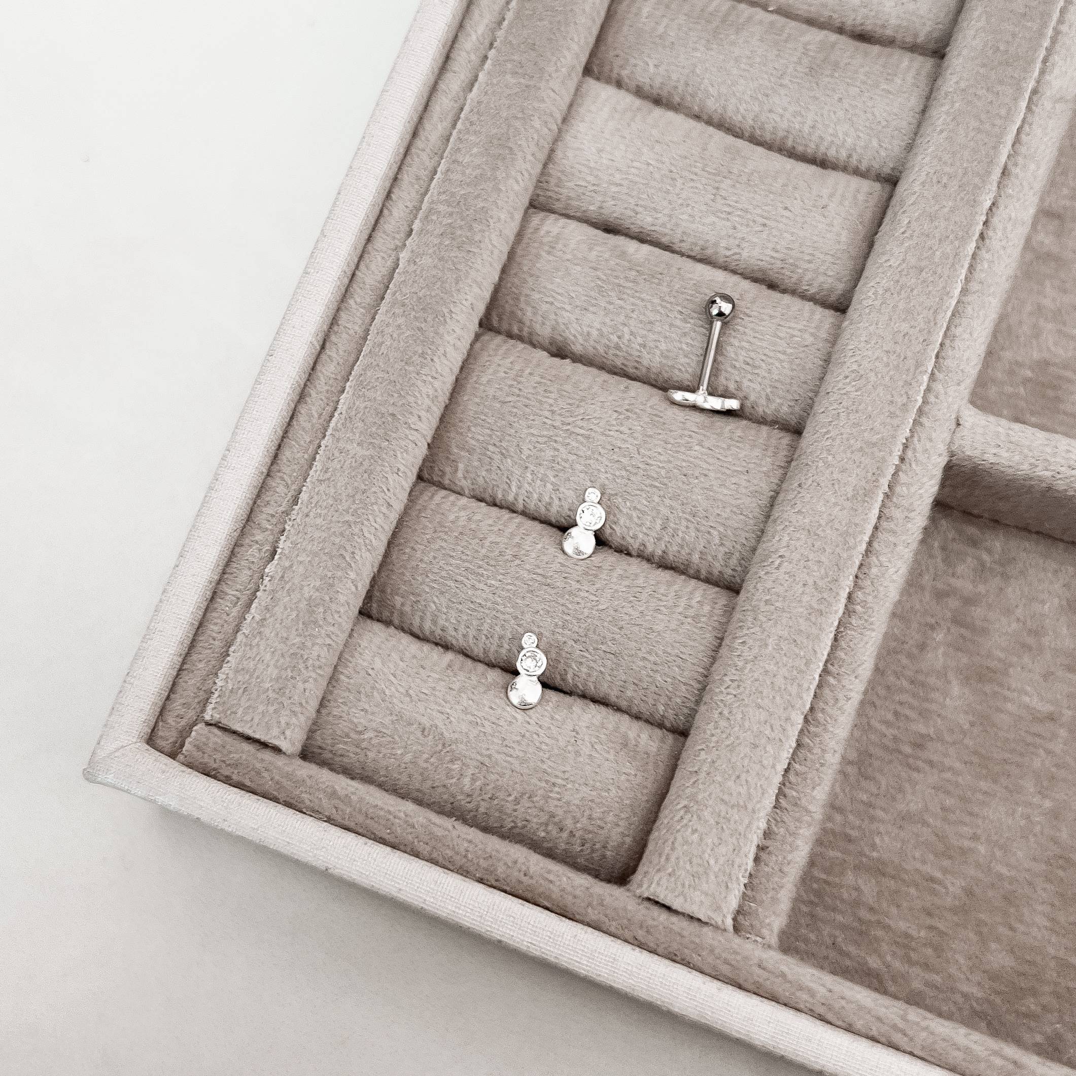 Piercing haste círculos com zircônias 7mm orelha esquerda