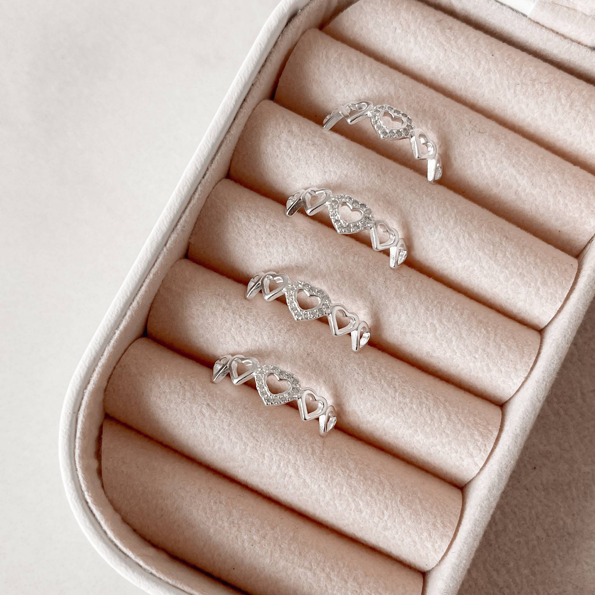 Imagem Secundária Anel corações vazados detalhe cravejado