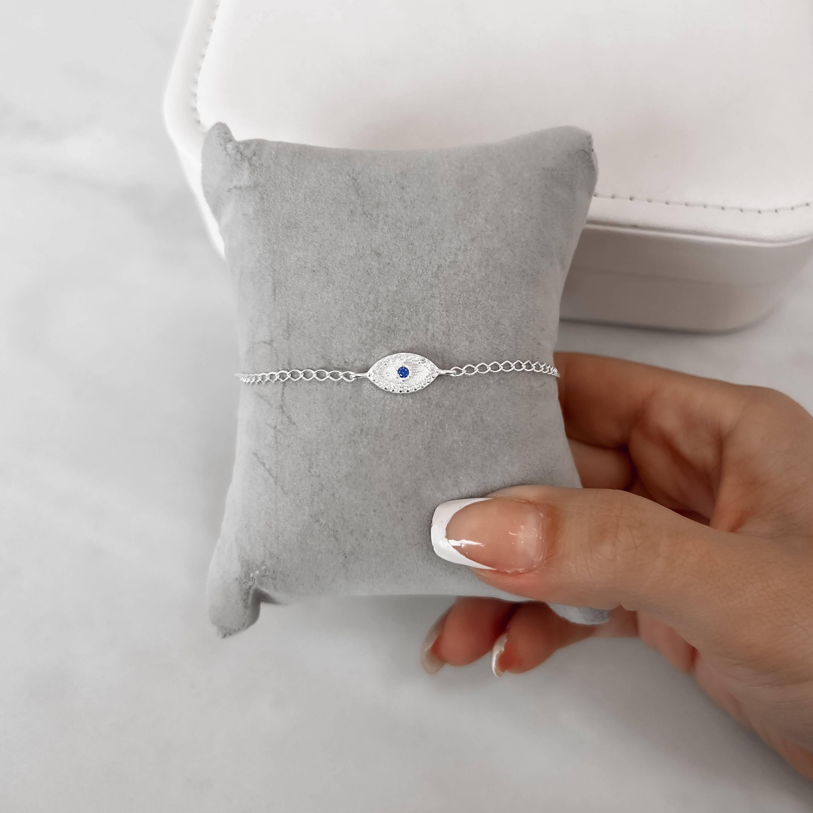 Imagem Secundária Pulseira entremeio olho cravejado detalhe zircônia azul 12mm