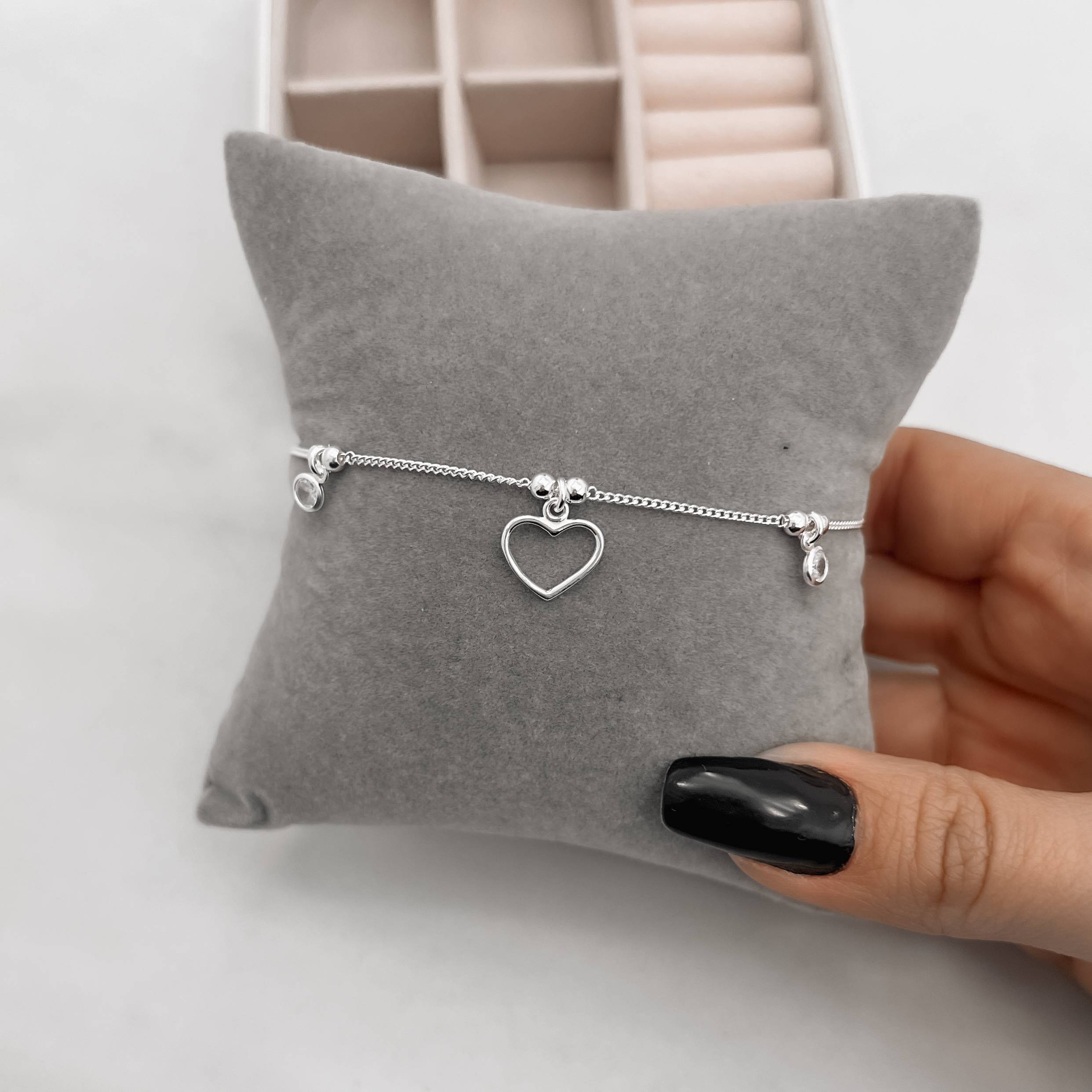 Pulseira entremeios bolas com pingentes zircônias e coração