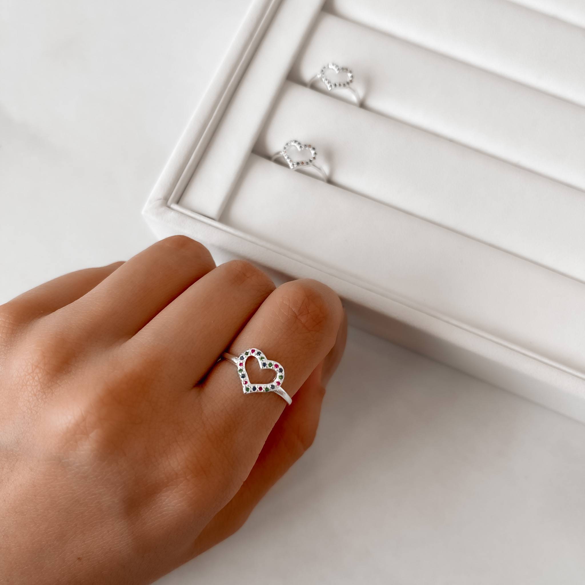 Anel coração vazado cravejado colorido 10mm