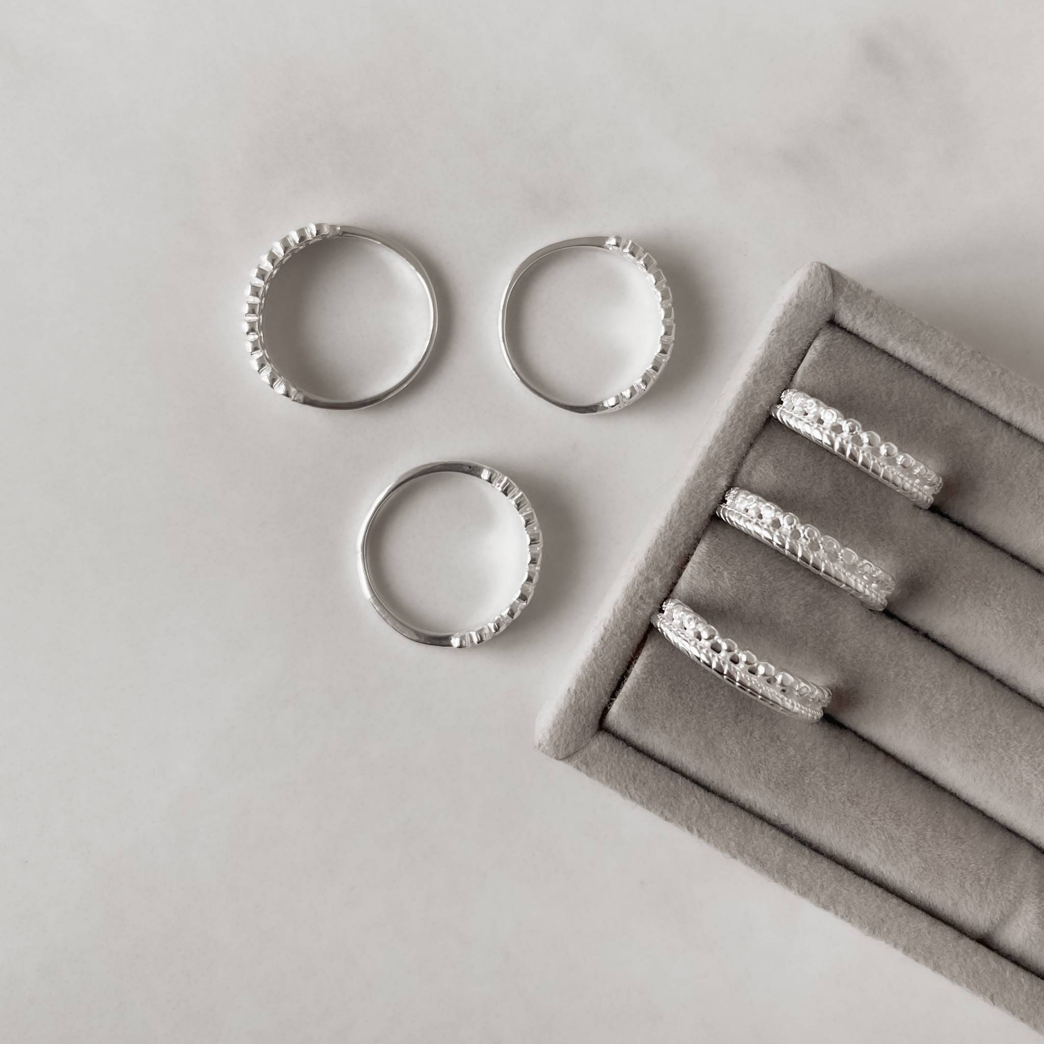 Imagem Secundária Anel coroa riscada com bolinhas