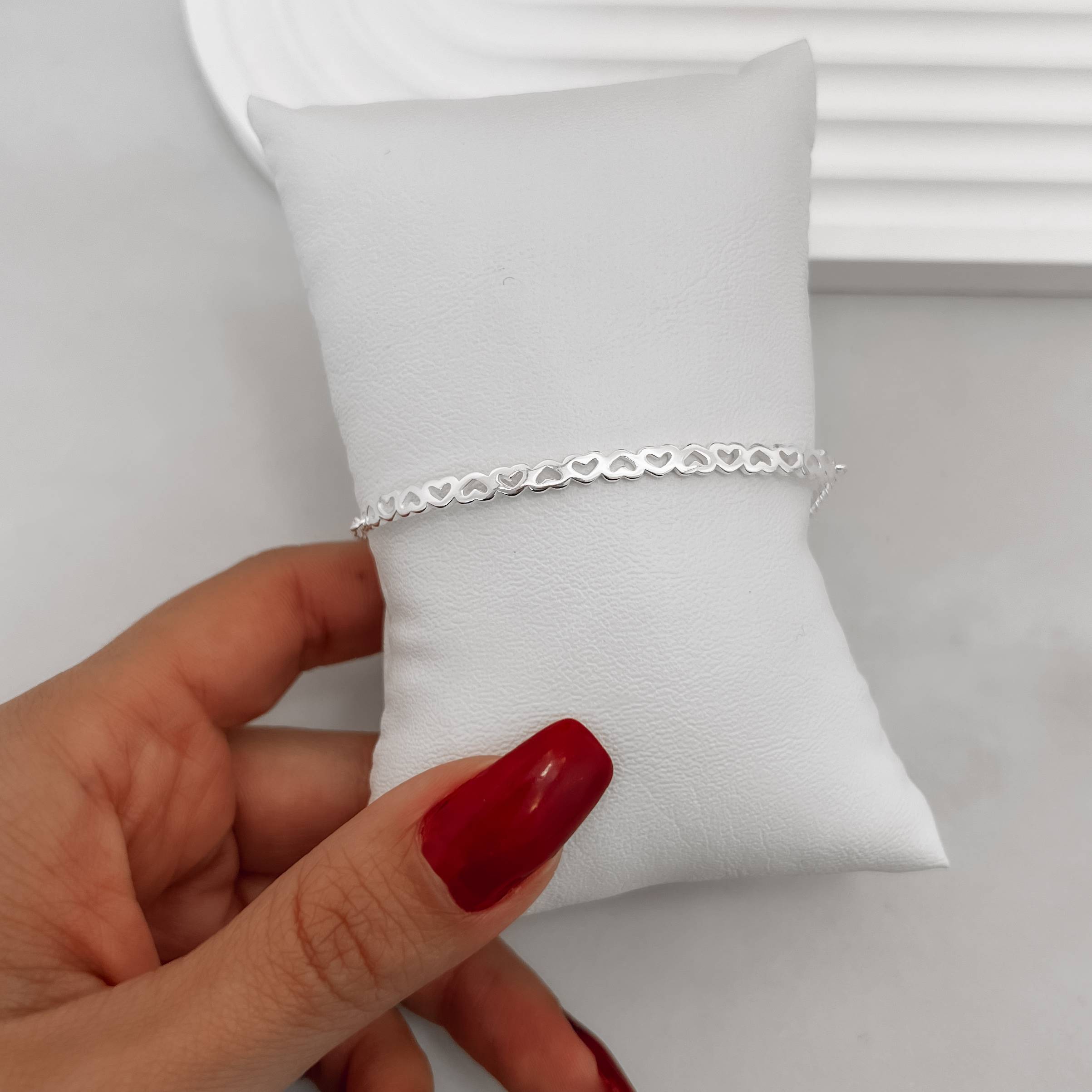 Imagem Secundária Pulseira entremeio fio rígido corações vazados