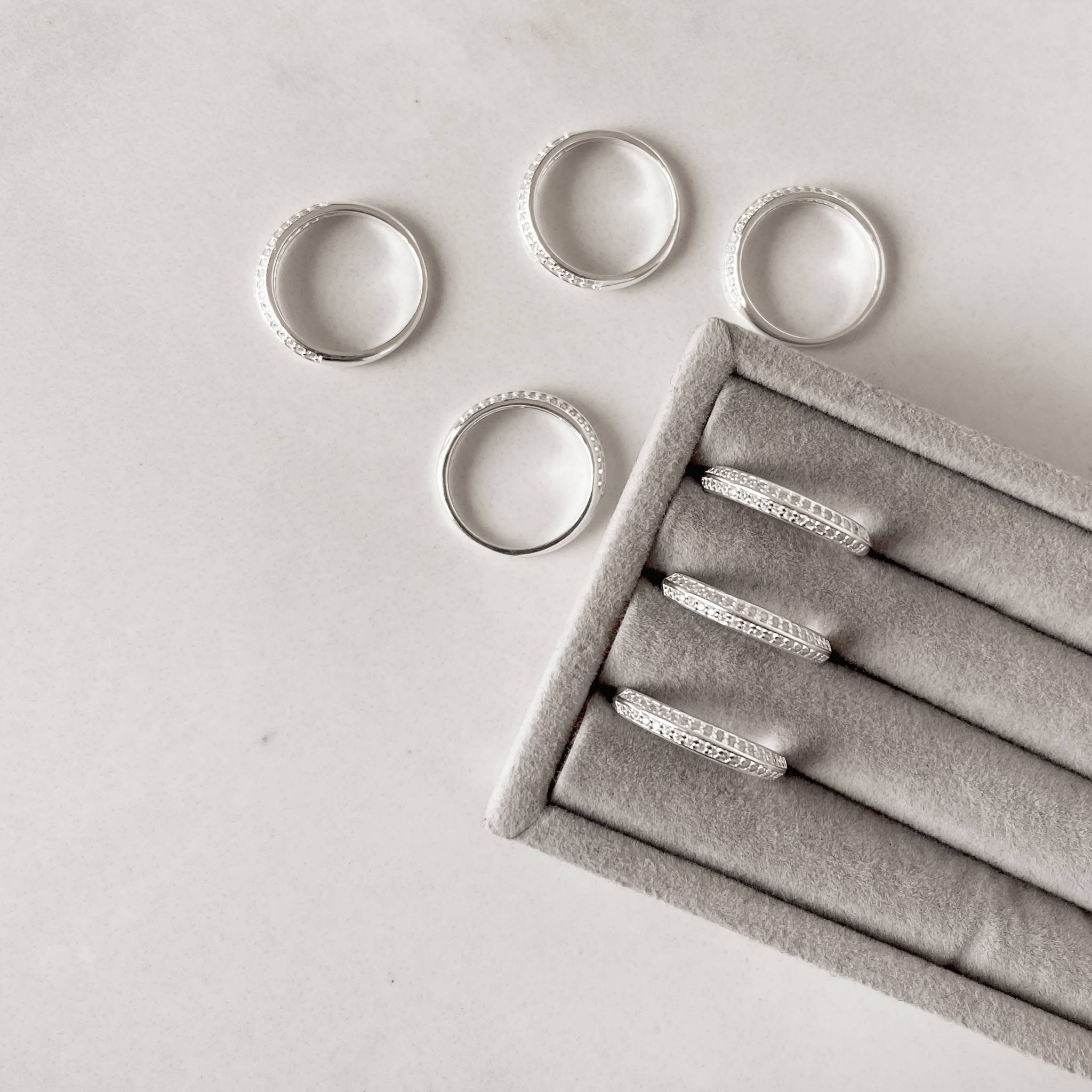 Imagem Secundária Anel meia aliança cravejado duplo