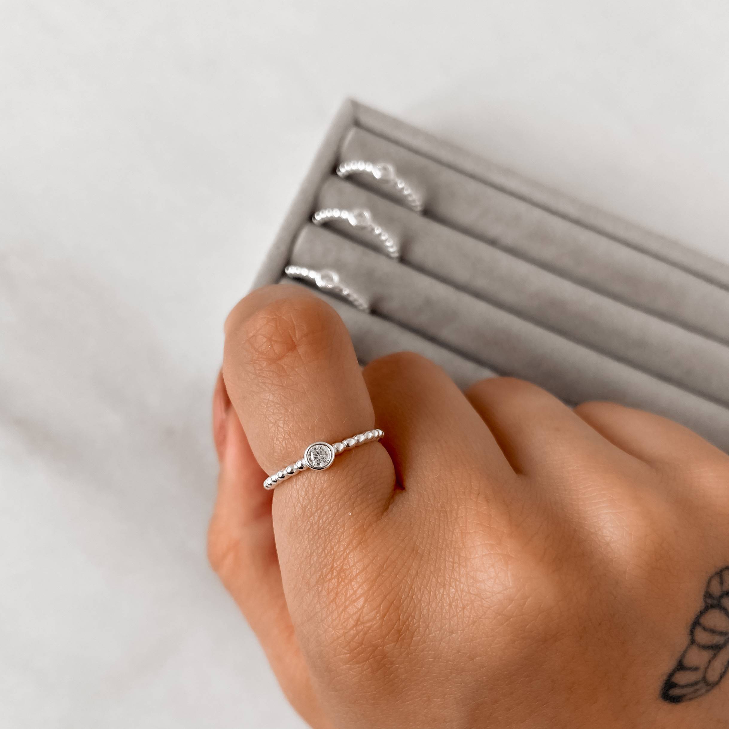 Imagem Anel bolas lisas detalhe zircônia