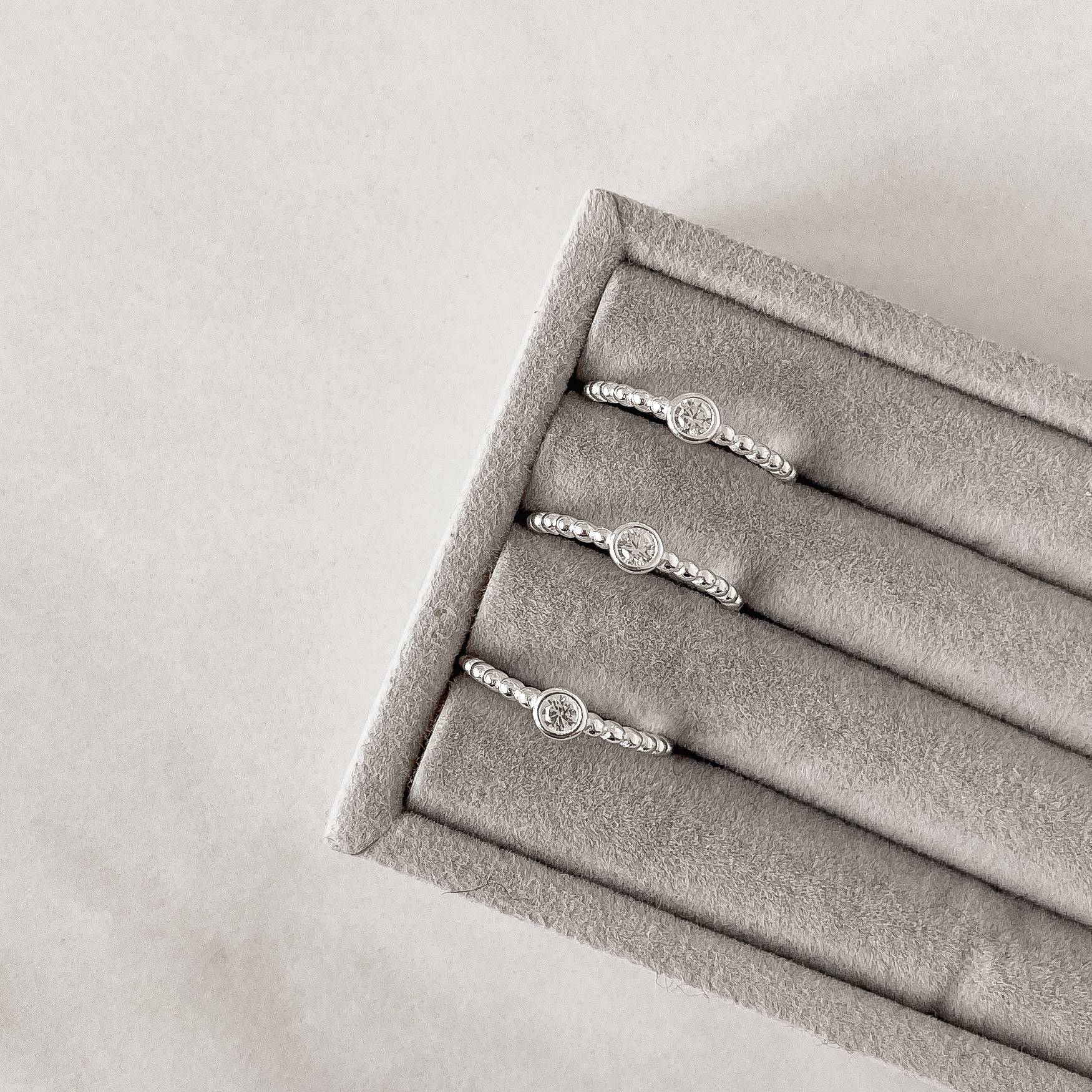 Imagem Secundária Anel bolas lisas detalhe zircônia