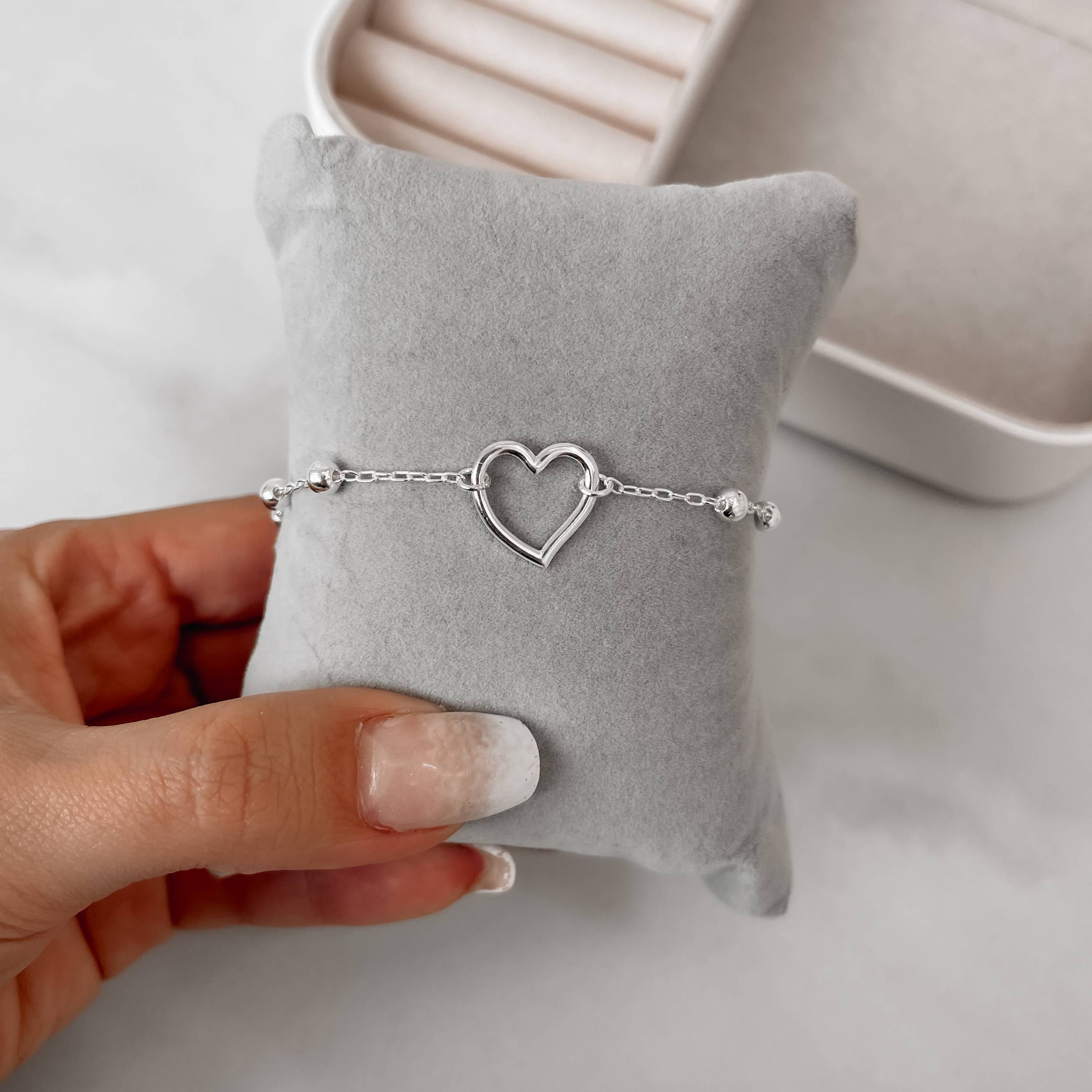 Imagem Pulseira bolas 4mm entremeio coração vazado