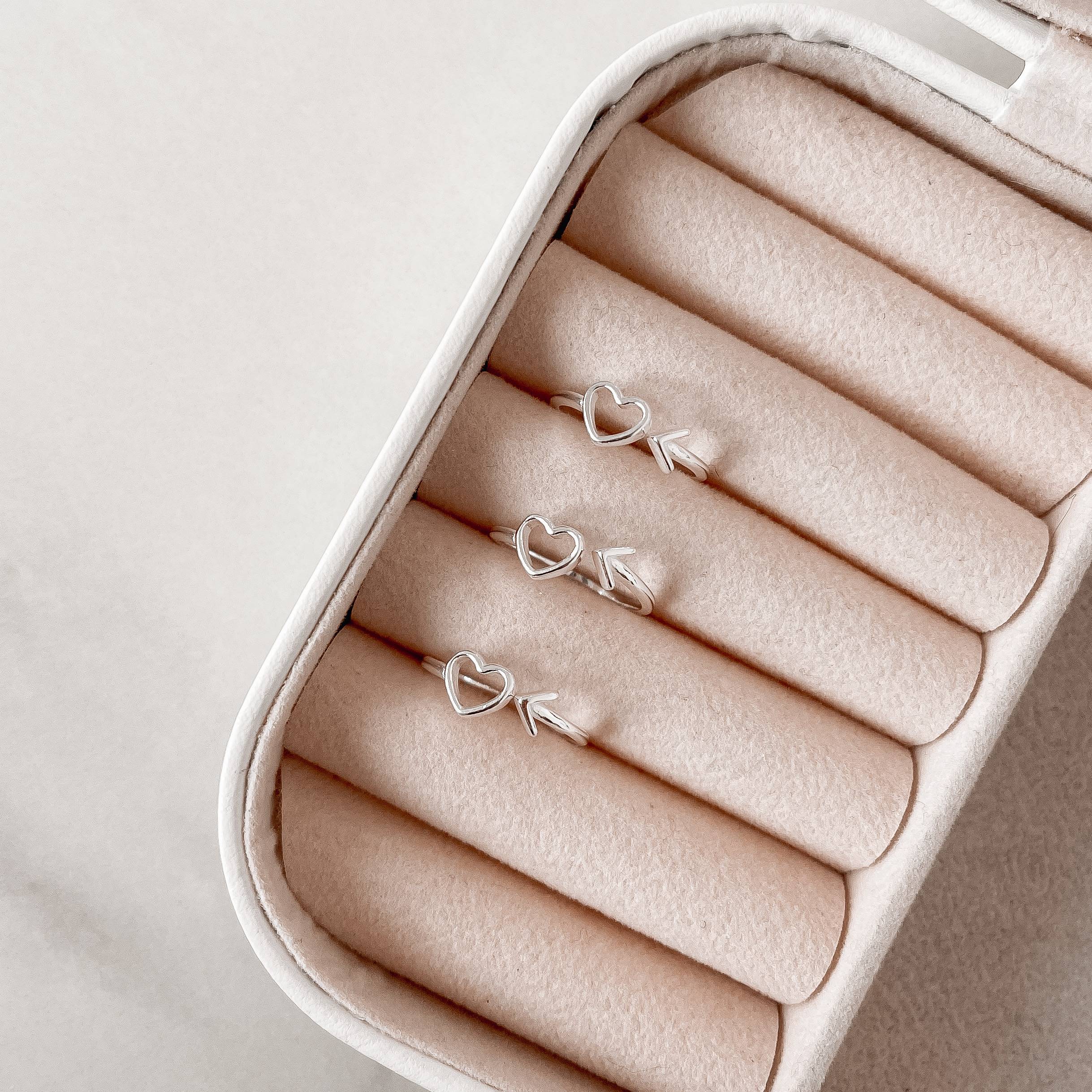 Imagem Secundária Anel aberto coração vazado e seta