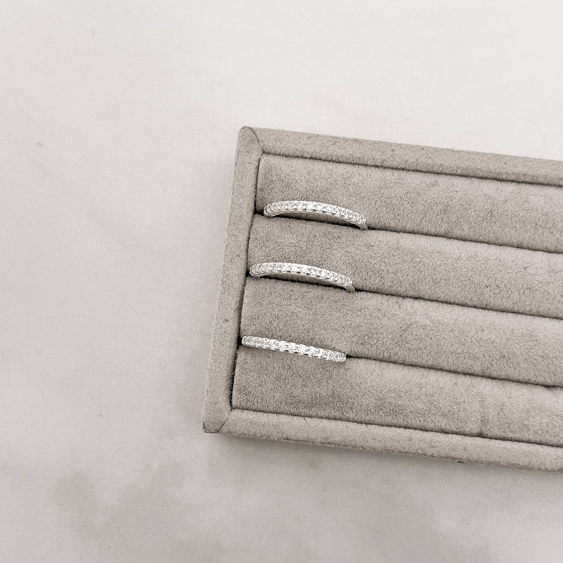 Imagem Anel meia aliança cravejada cristal