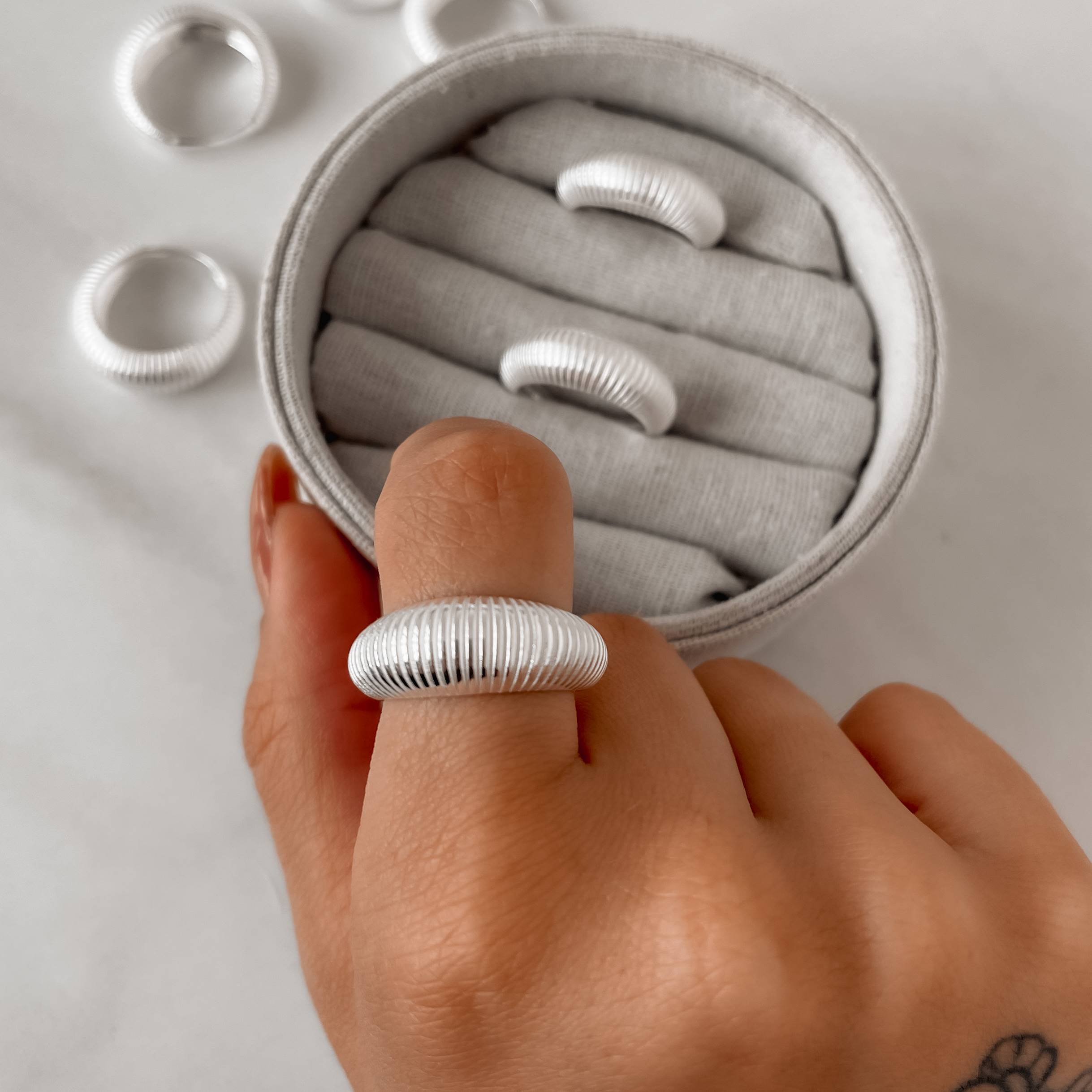 Imagem Anel largo detalhe riscado