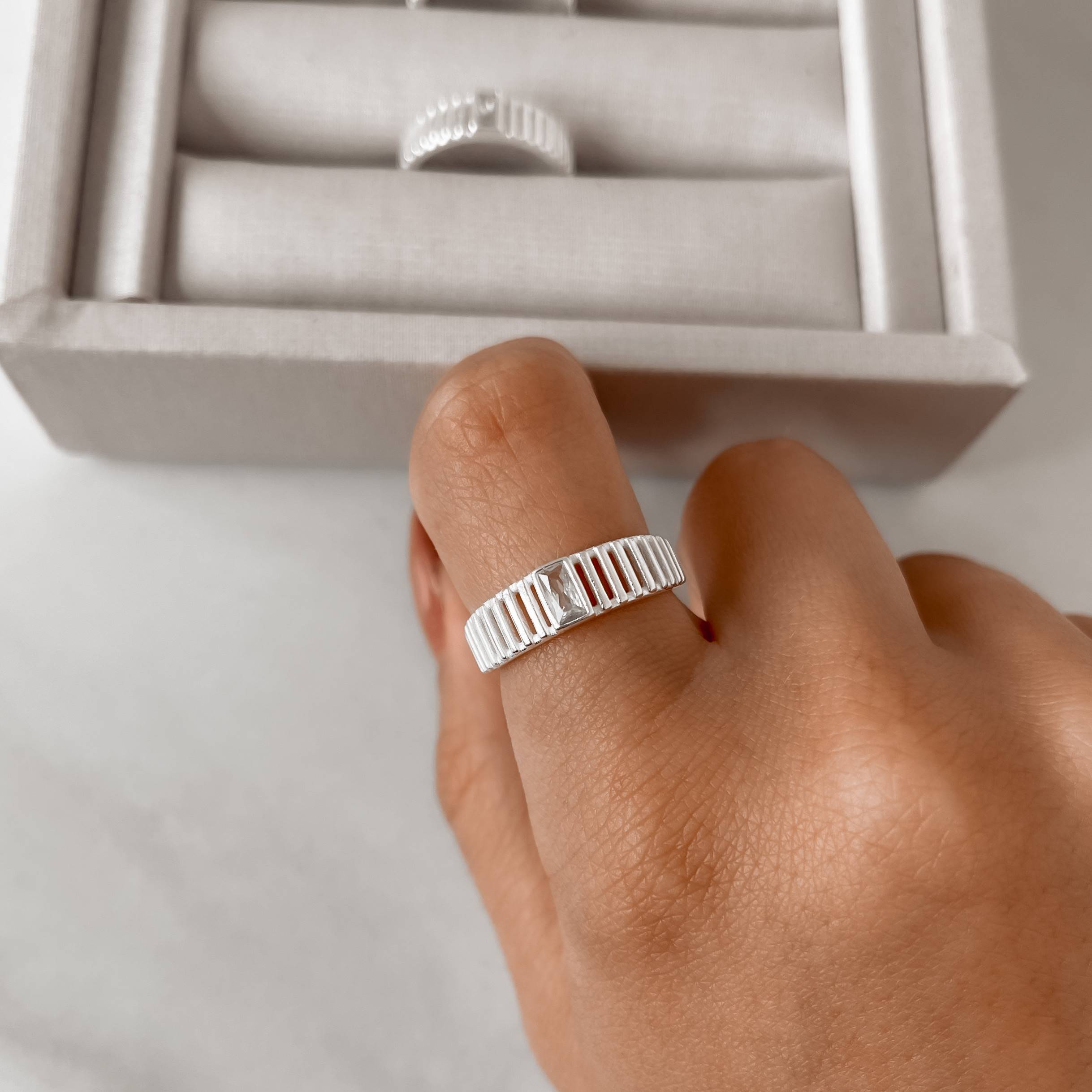 Imagem Anel largo riscado com detalhe zircônia