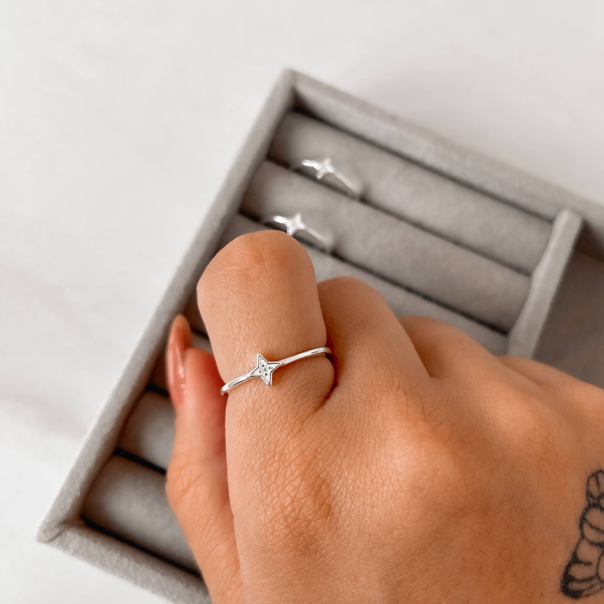 Imagem Anel estrela com detalhe zircônia