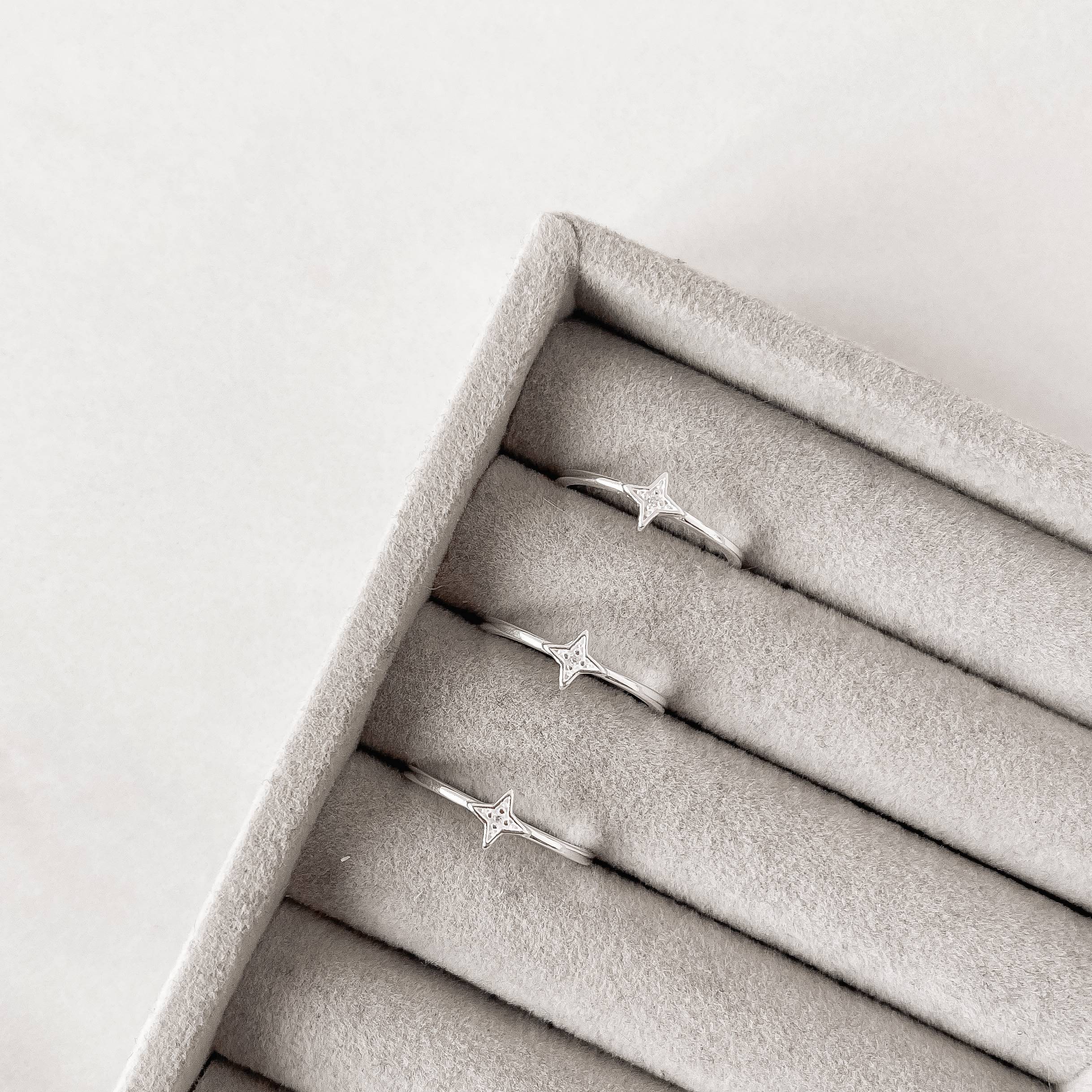 Imagem Secundária Anel estrela com detalhe zircônia