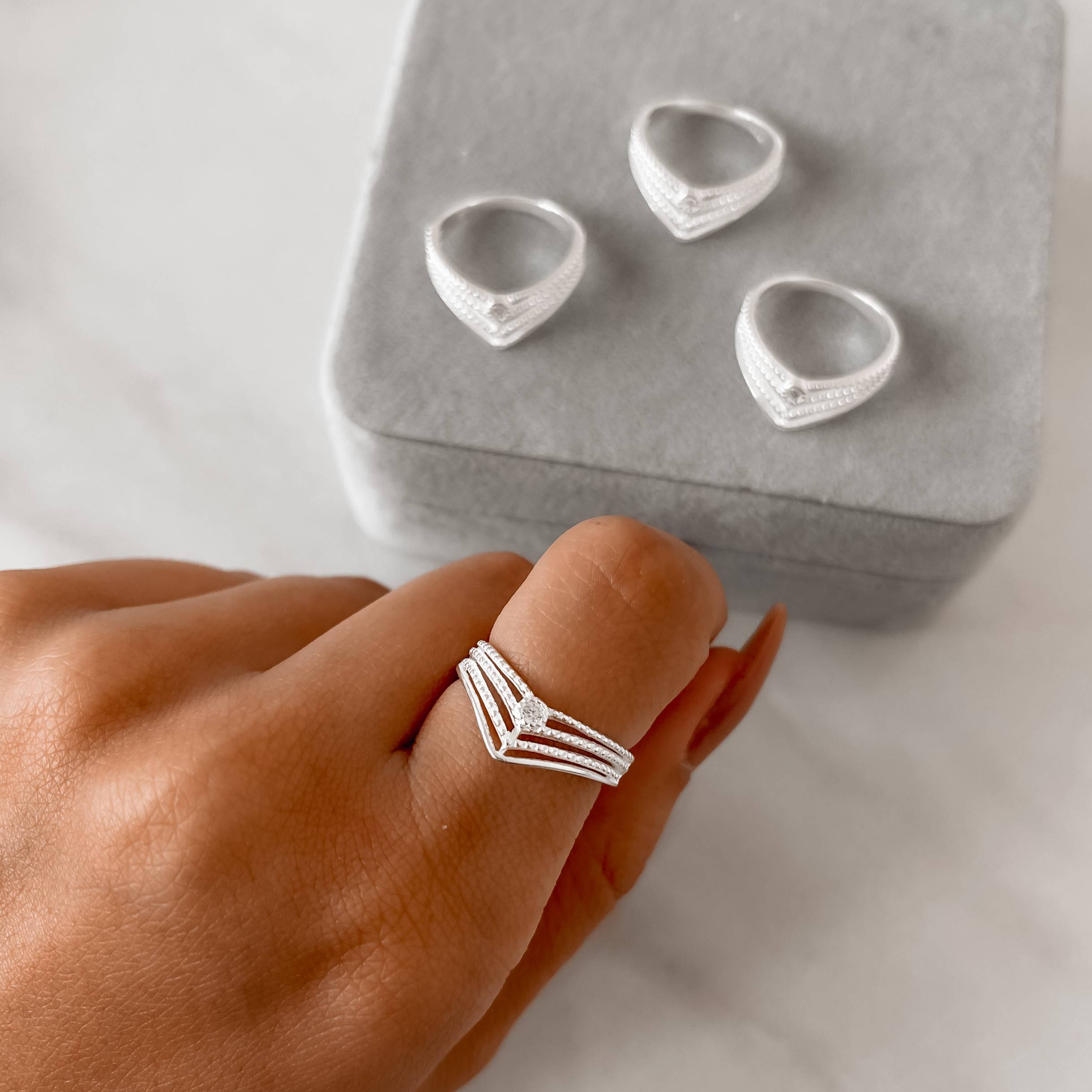 Imagem Anel V detalhe fio bolinhas e zircônia