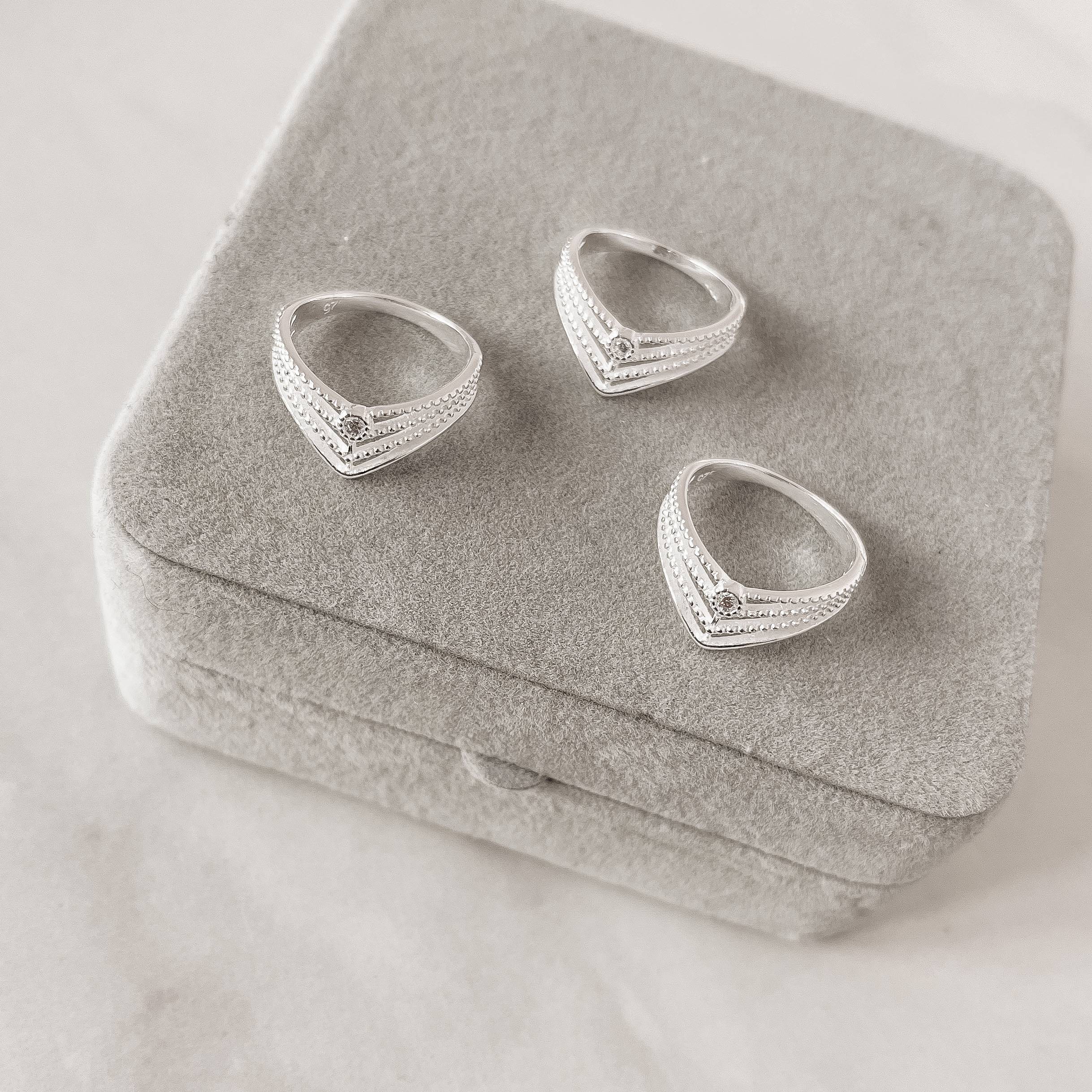 Imagem Secundária Anel V detalhe fio bolinhas e zircônia