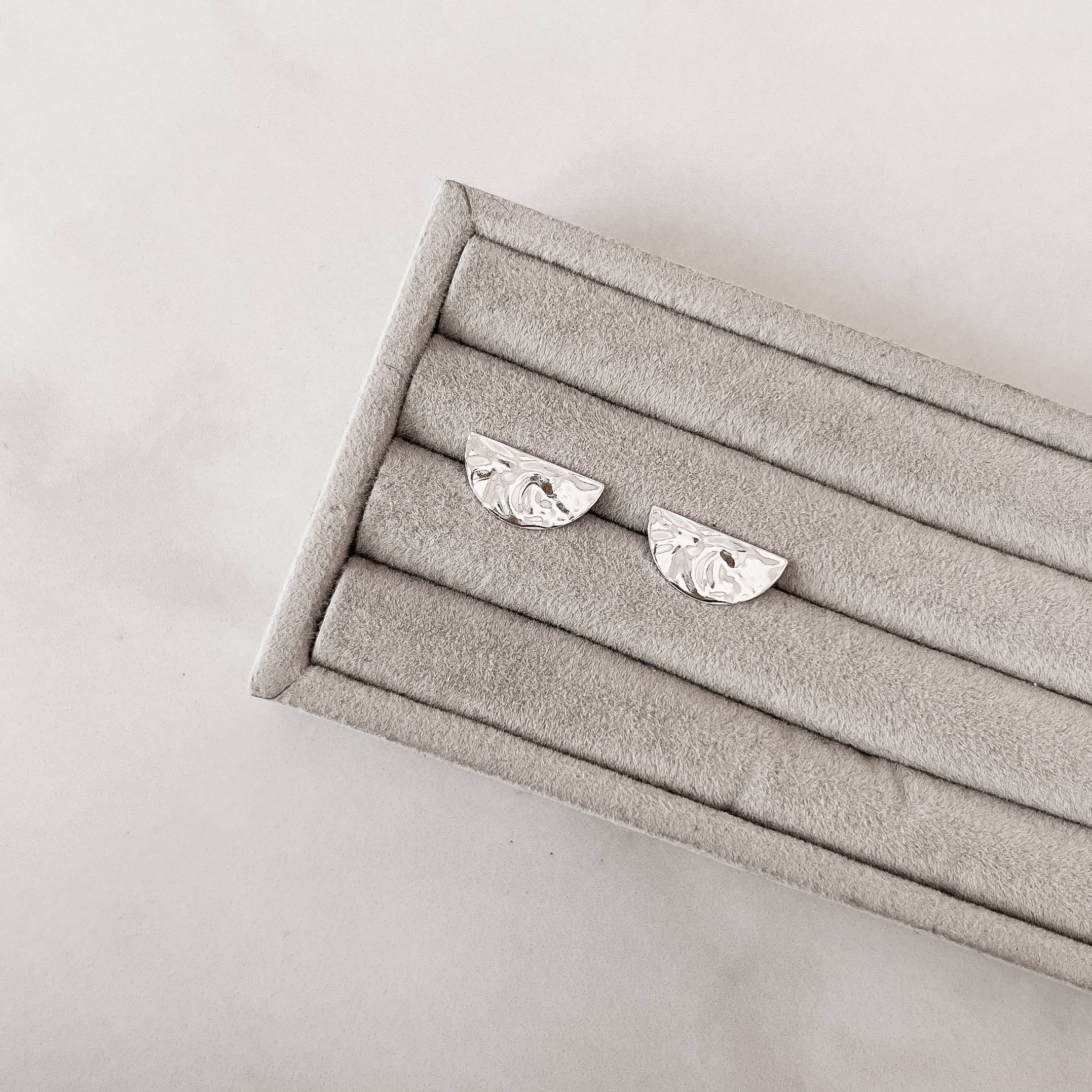 Imagem Secundária Brinco meia lua detalhe texturizado 15mm