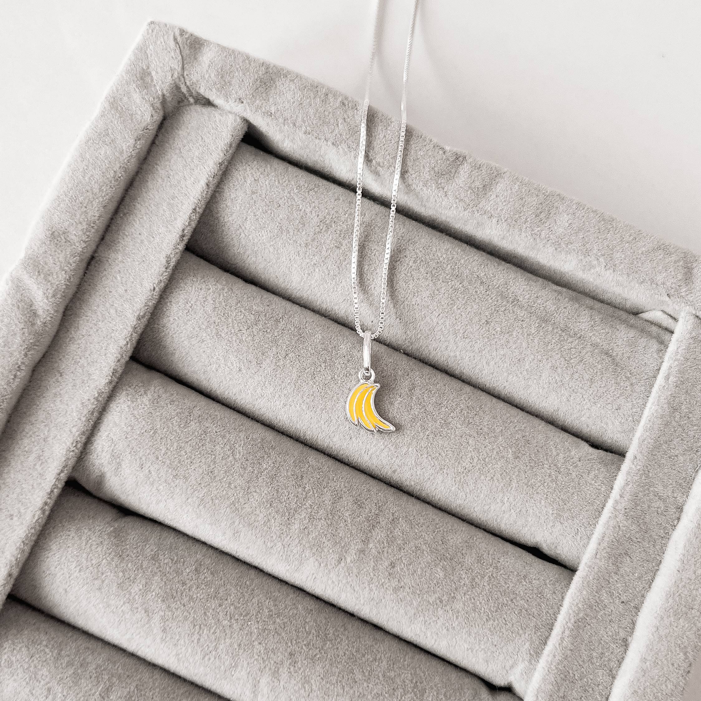 Imagem Colar pingente bananas resina 10mm 40cm