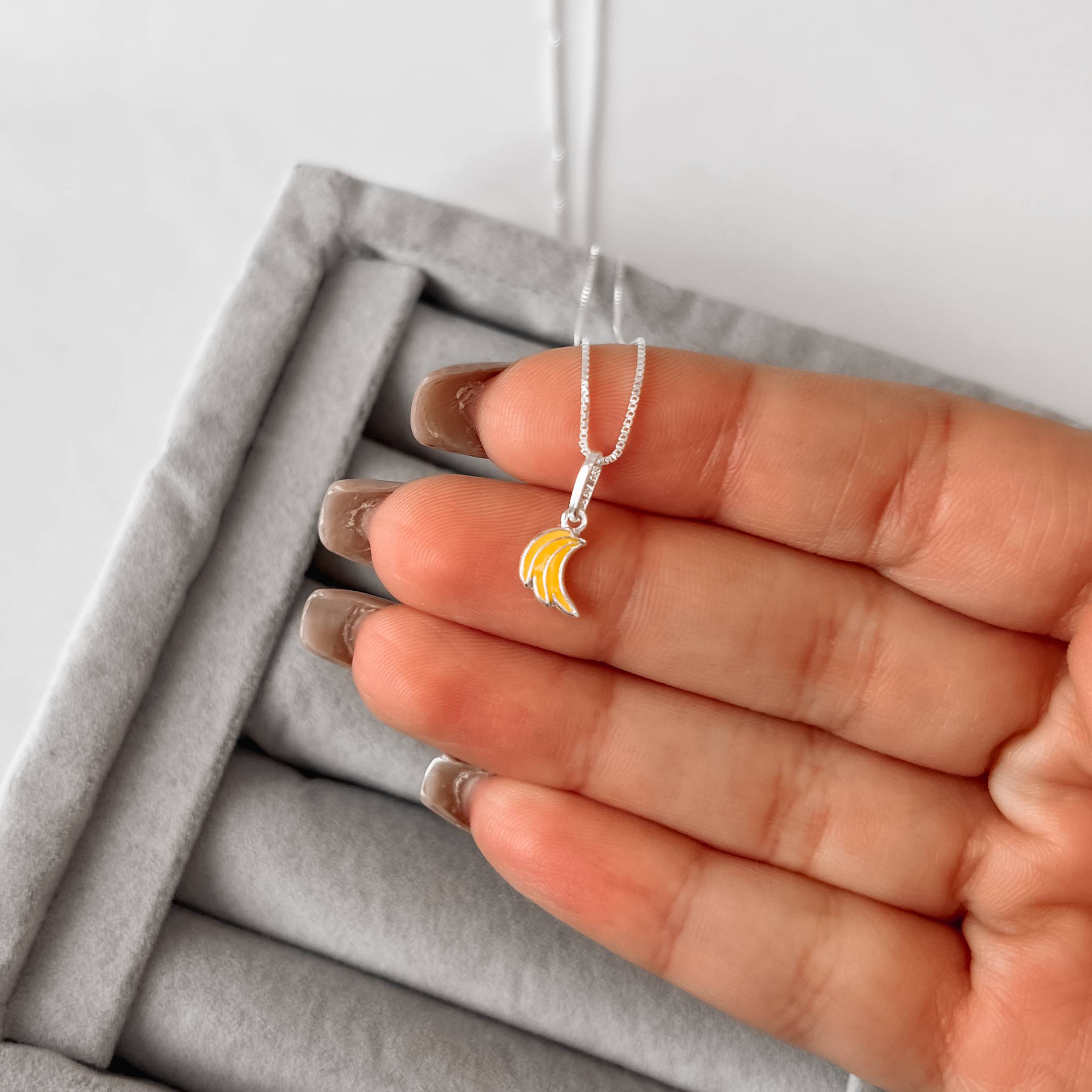 Imagem Secundária Colar pingente bananas resina 10mm 40cm