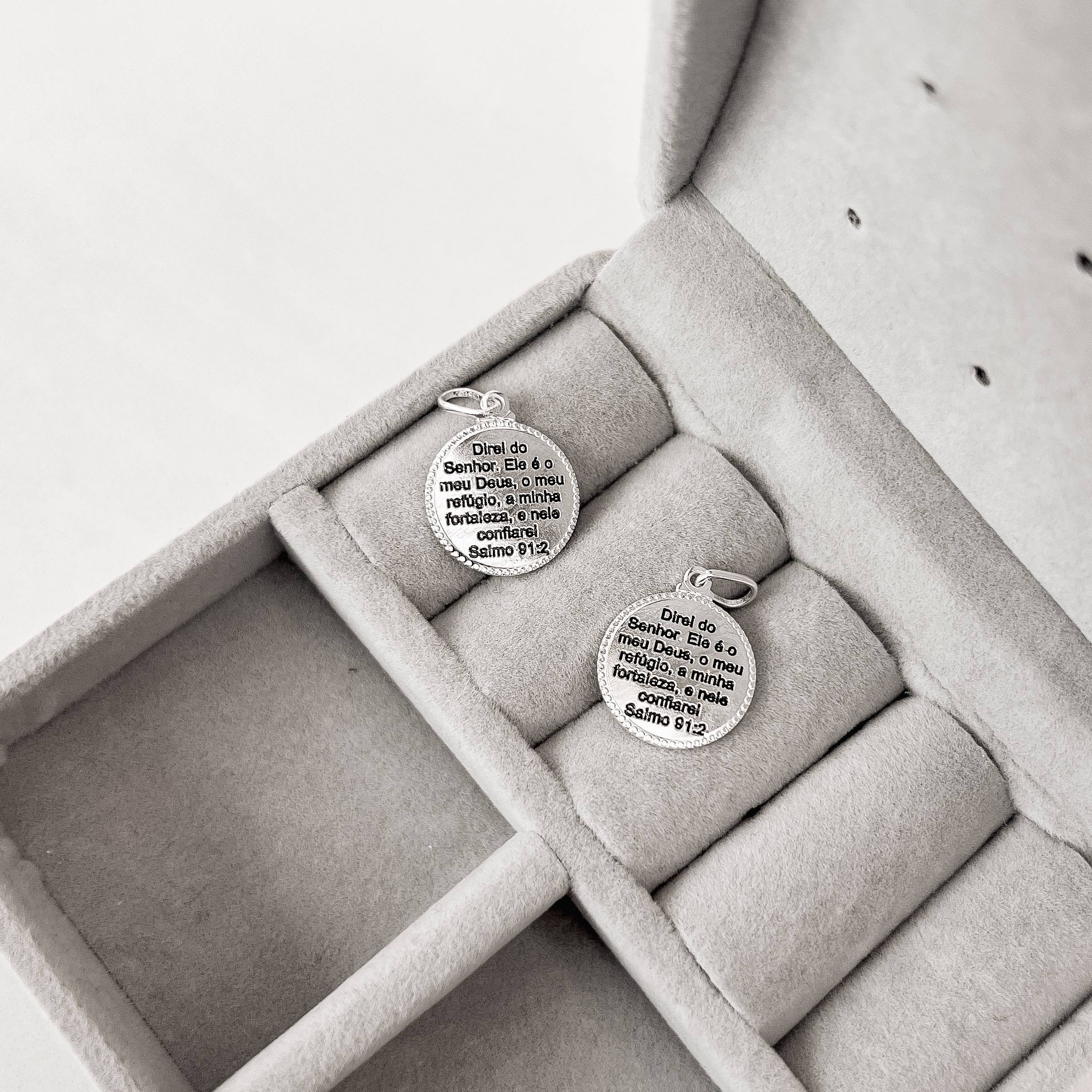Pingente medalha Salmo 91:2 resina 15mm